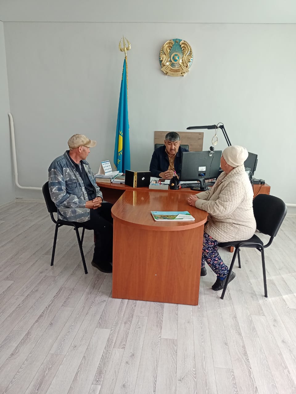 Быструха ауылдық округінің әкімі А.Қадыров азаматтарды жеке қабылдауын өткізді.