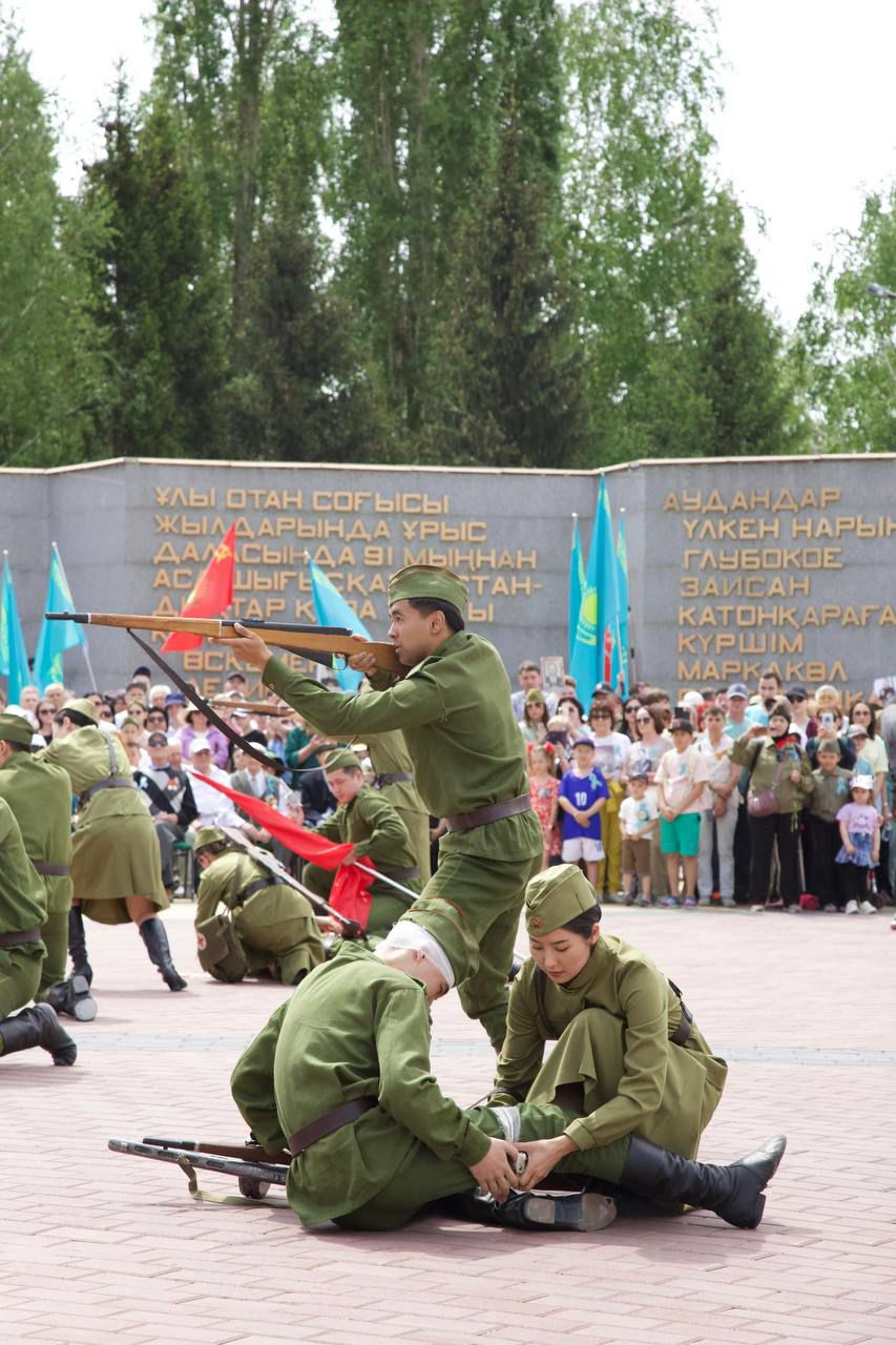 Өскемендегі “Жеңіс” мемориалдық кешеніне салтанатты түрде гүл шоқтарын қою рәсімі өтті