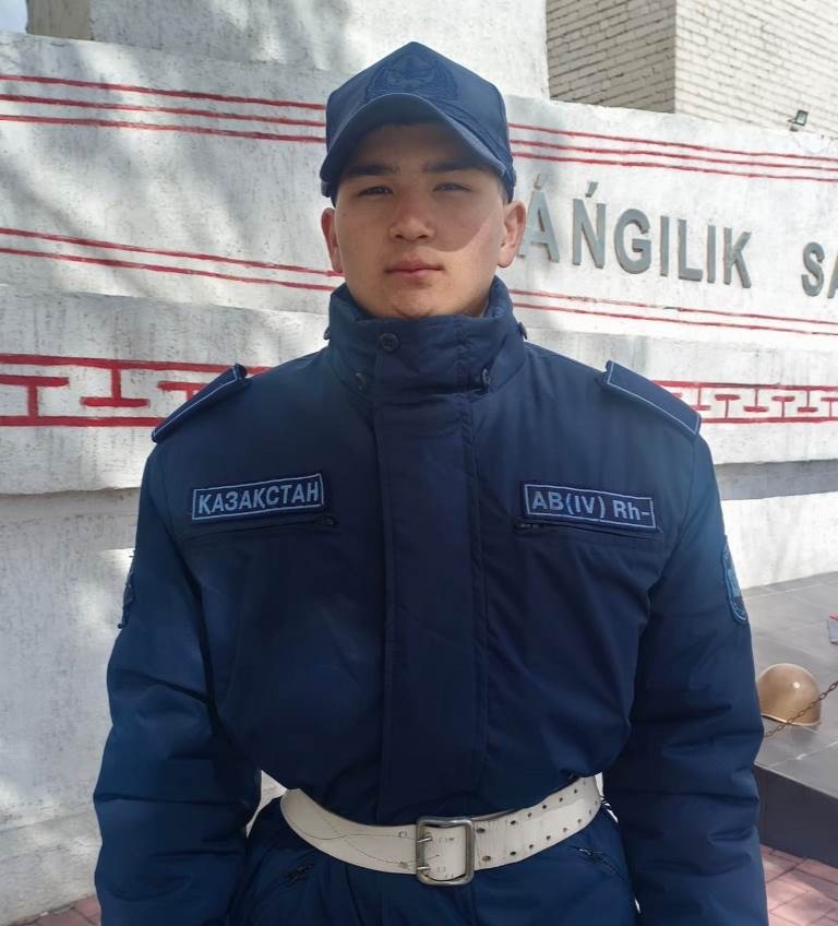 Ұландықтар Павлодарда өртенген автокөлікті сөндірді