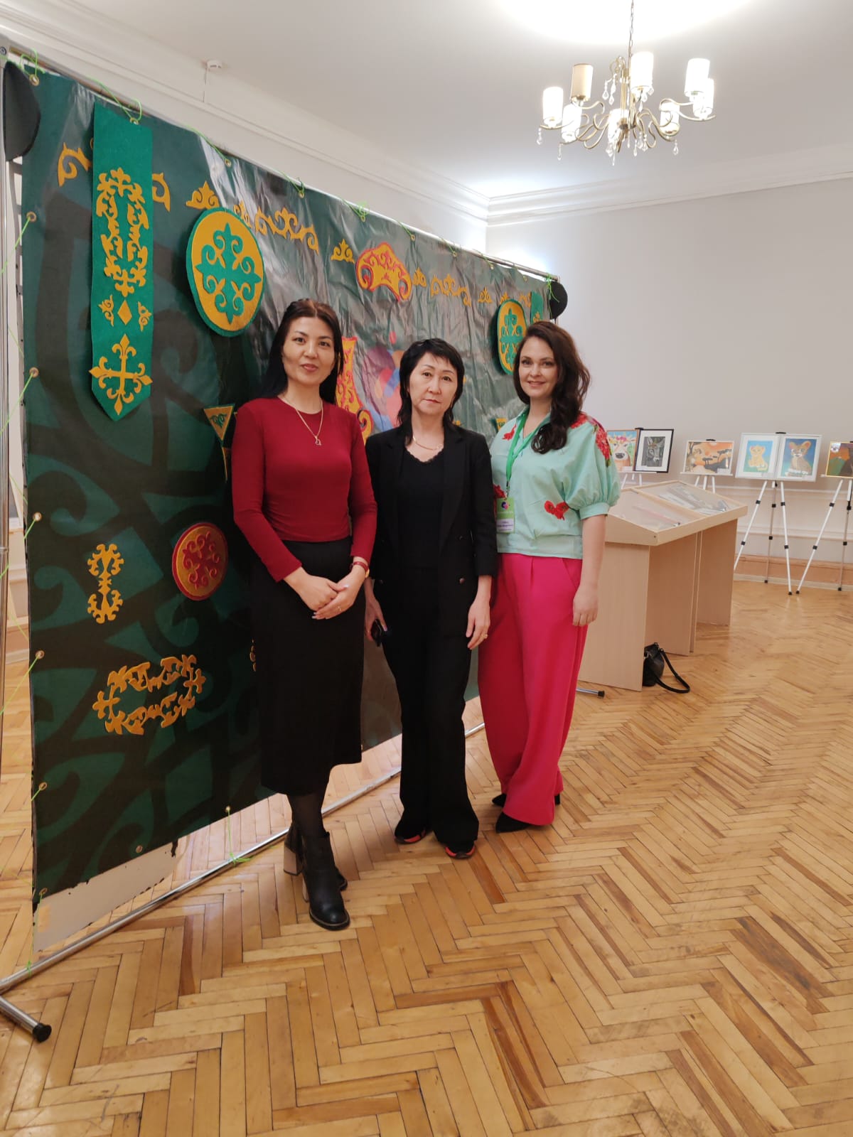 Мемлекеттік шығармашылық тапсырысты жүзеге асыру шеңберінде «Шығырмашылық әлеміне үңілу» атты «Креативный Арт» балалар шығармашылық студиясының көрмесі