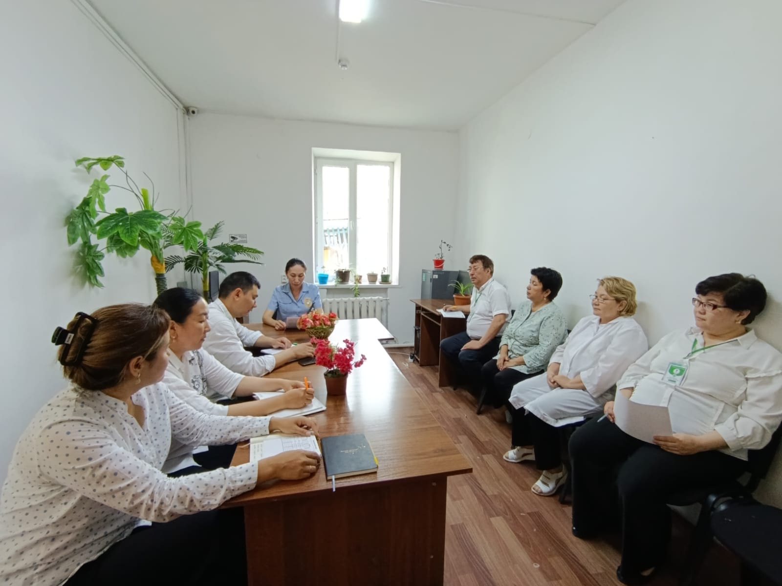 Арал аудандық бөлімінің қызметкерлерімен сыбайлас жемқорлыққа қарсы мәдениетті қалыптастыру және алдын алу мақсатында кездесу өткізді.