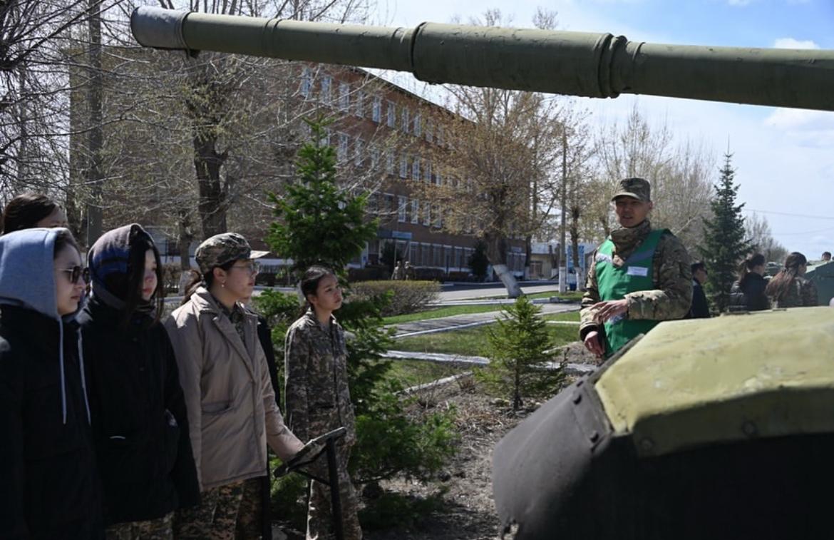 «Арыстан» әскери-патриоттық бірлестігіне кіретін қалалық мектептердің оқушылары Өскемен гарнизонының 27943 әскери бөліміне және Қасым Қайсенов атындағы мұражайына экскурсия жасады.
