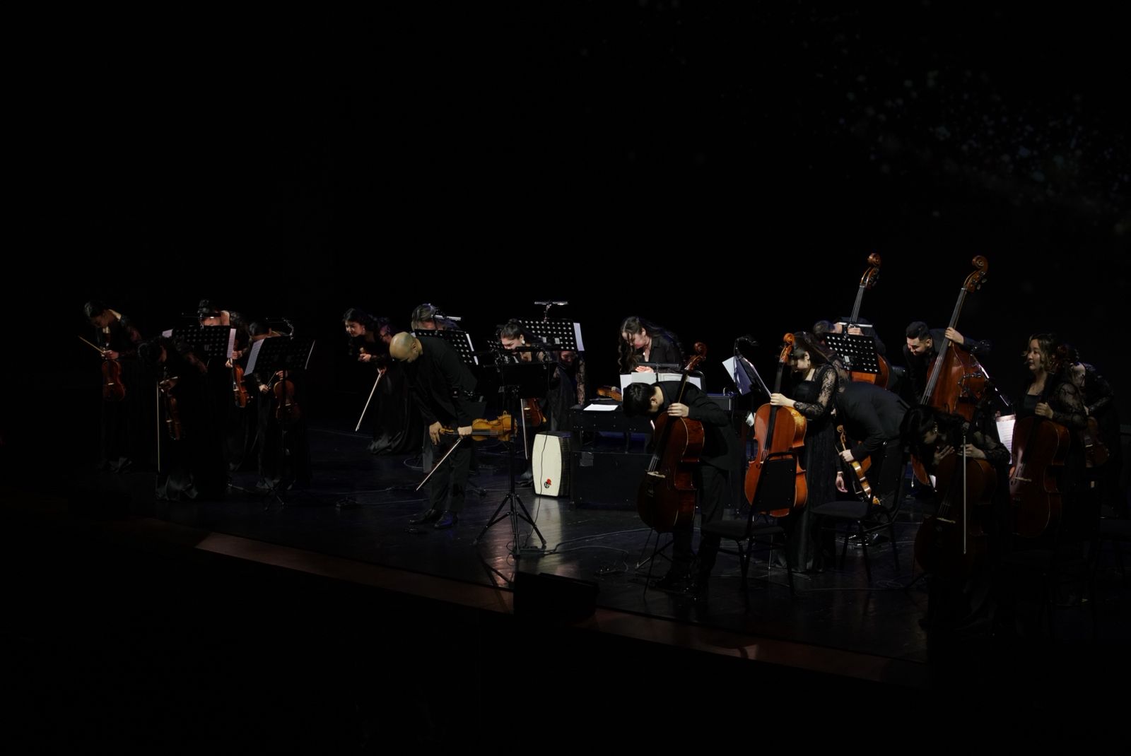 «Алматыдағы жыл мезгілдері»: Almaty Theatre сахнасында «Астана Балет» театрының симфониялық оркестрі өнер көрсетті