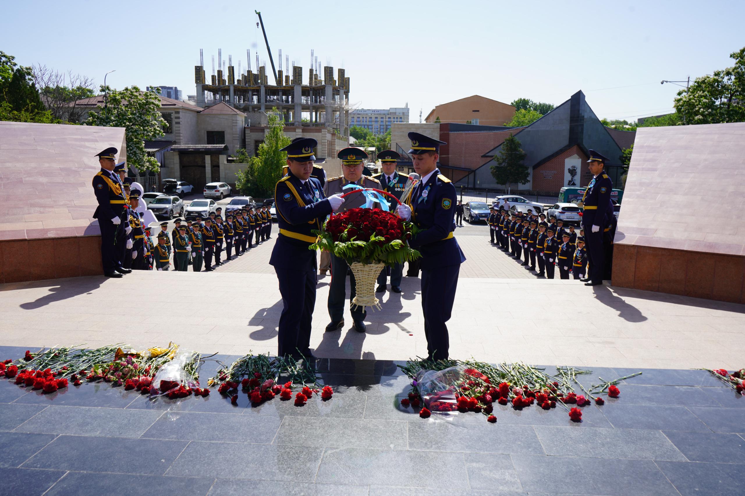 Өскелең ұрпақтың еске алуы: ТЖМ құтқарушылары Ұлы Жеңістің батырларына құрмет көрсетті