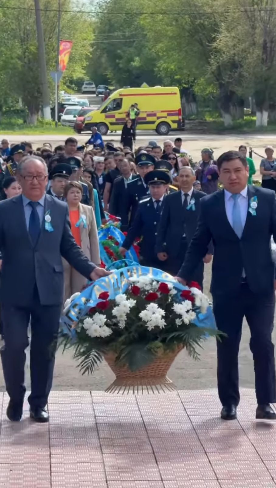 Алға қаласындағы Мәңгілік алау алаңында Ұлы Жеңістің 80 жылдығына орай гүл шоқтарын қою рәсімі өтті.