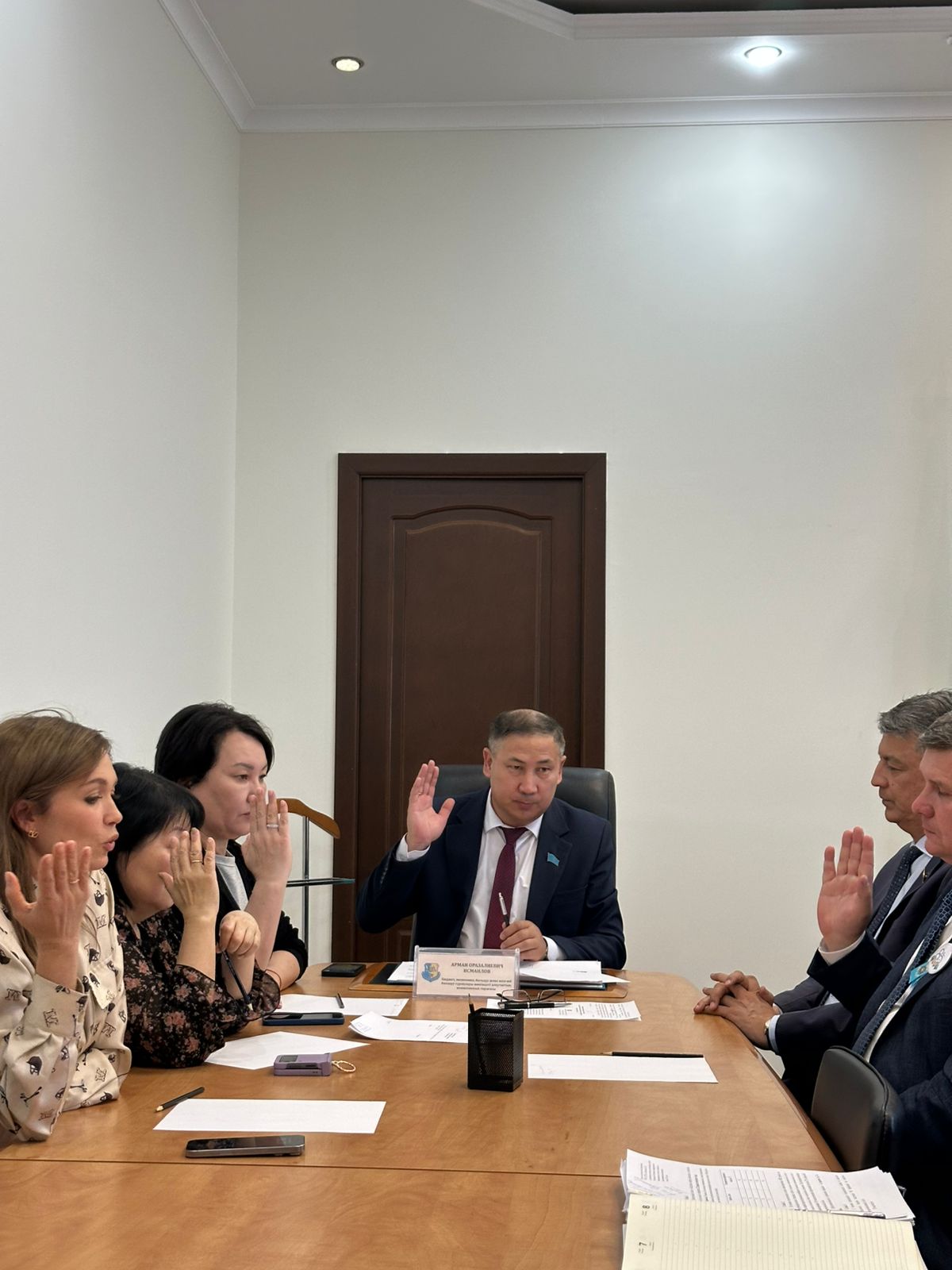 Бюджет, экономика, басқару және өзін-өзі басқару мәселелері жөніндегі тұрақты комиссияның отырысы өтті