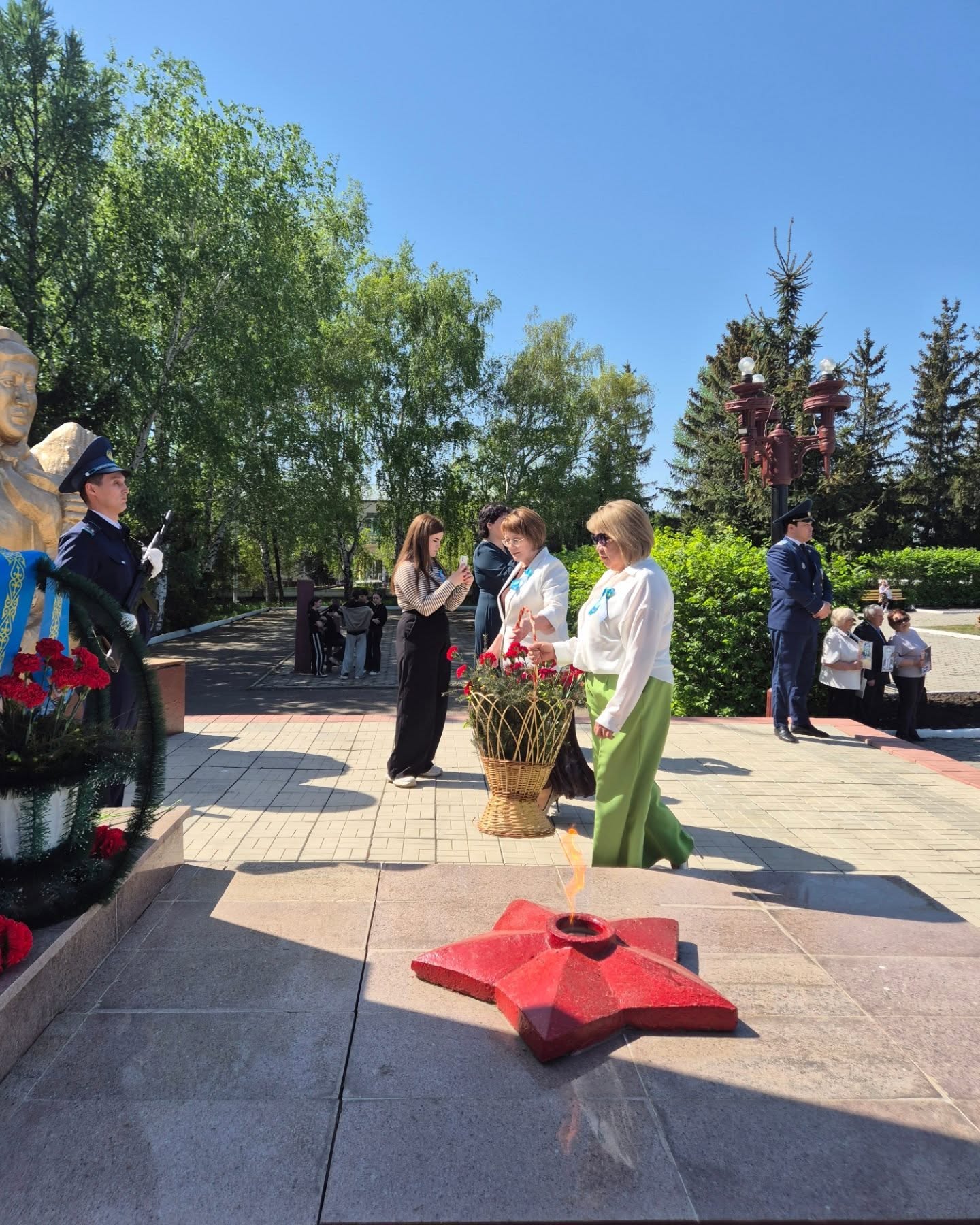 Ұлы Отан соғысындағы Жеңістің 80 жылдығына арналған салтанатты шараға қатысып, Ұлы Отан соғысы жауынгерлерінің ескерткішіне гүл шоқтарын қойдым