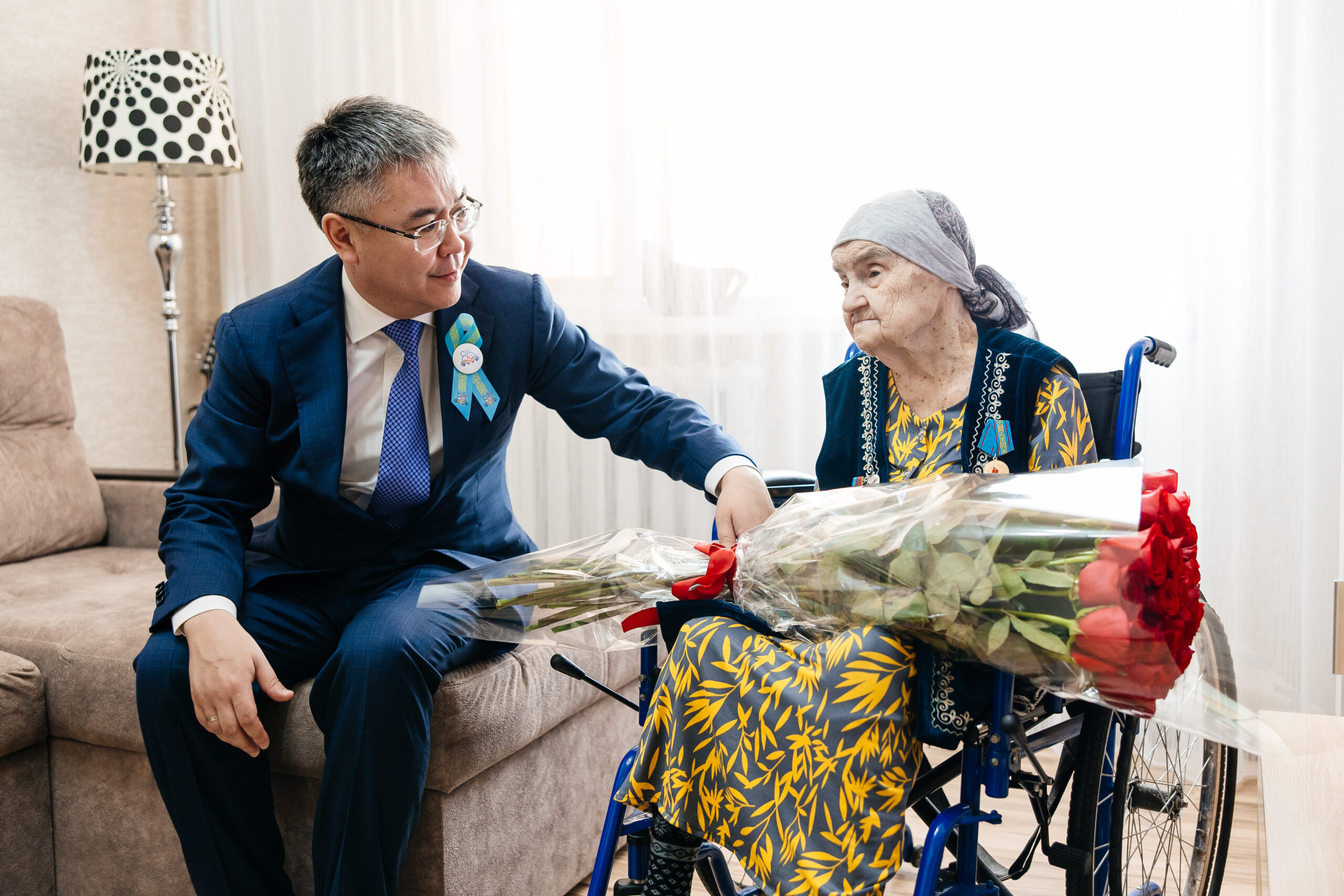 Серік Шәпкенов концлагерьде тұтқында  болған Екатерина Абсатырованы Жеңістің 80 жылдық мерейтойымен құттықтады