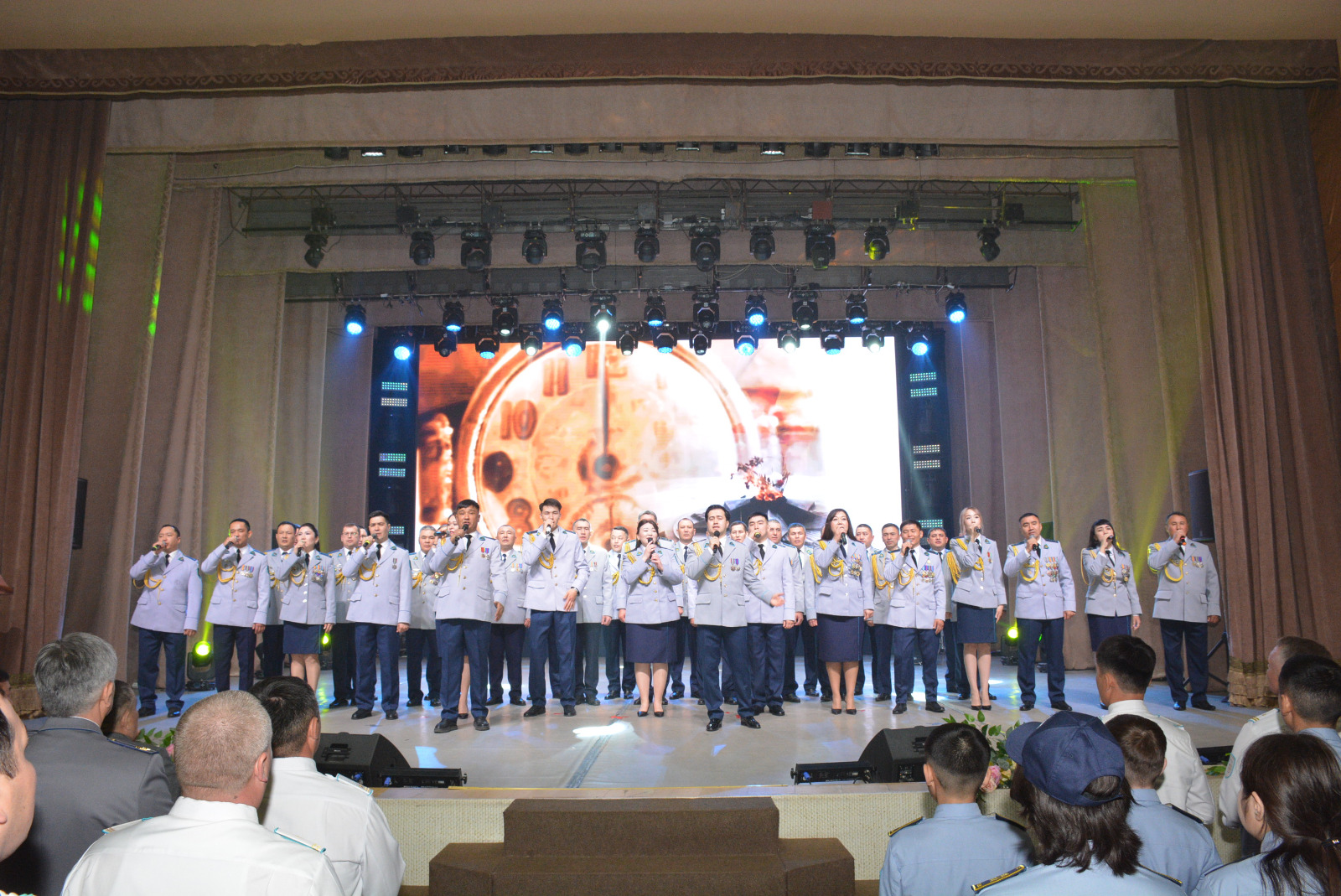 Жеңіс күні мен Отан қорғаушылар күні қарсаңында полиция қызметкерлері марапатталды