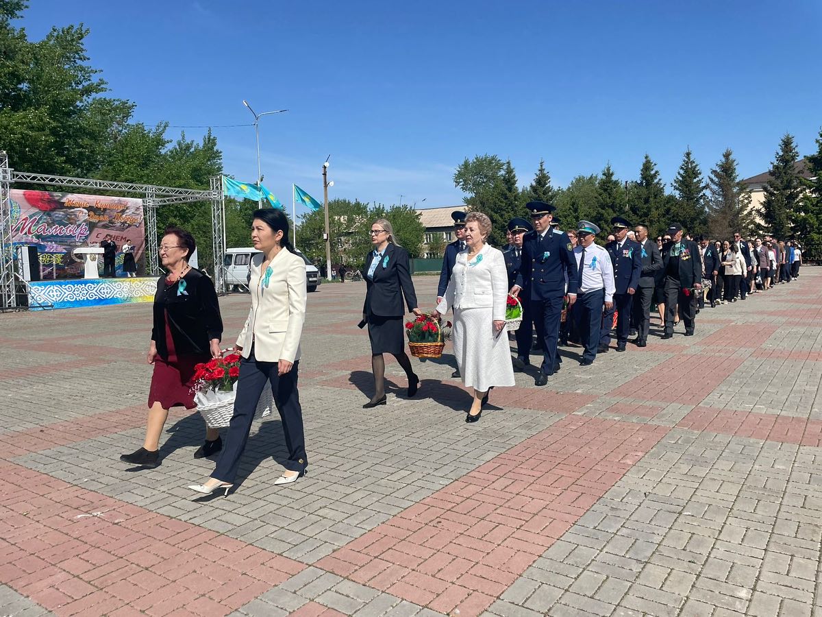 Жақсы аудандық мәслихатының төрағасы А. Бралина Жақсы ауылының орталық алаңында Ұлы Отан соғысы жылдарында қаза тапқан жауынгерлерінің ескерткішіне гүл шоқтары қою рәсіміне қатысты