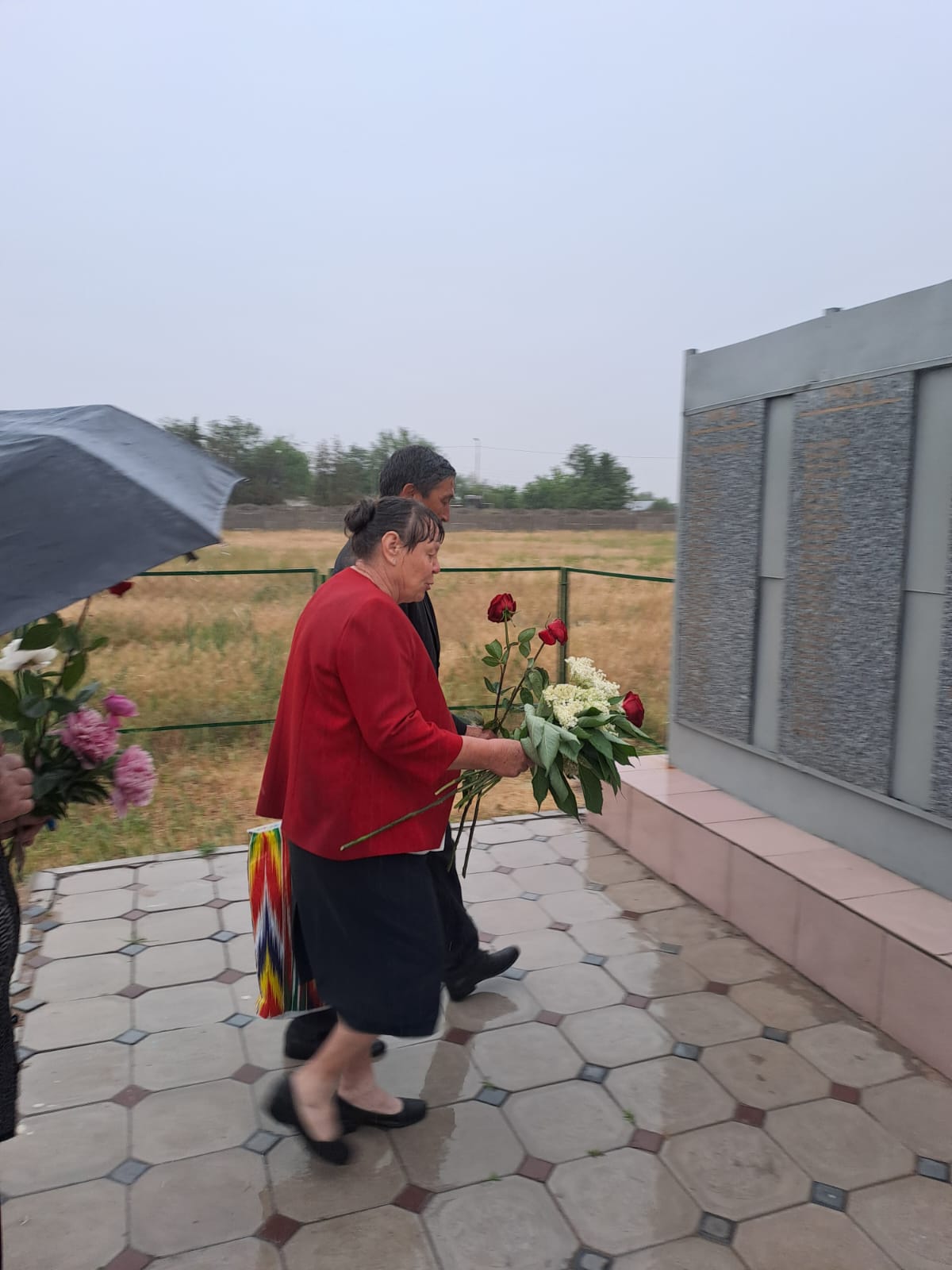 Ақниет ауылдық округінде  Жеңістің 80 жылдығына орай меморольдық тақтаға гүл шоқтары қойылды.