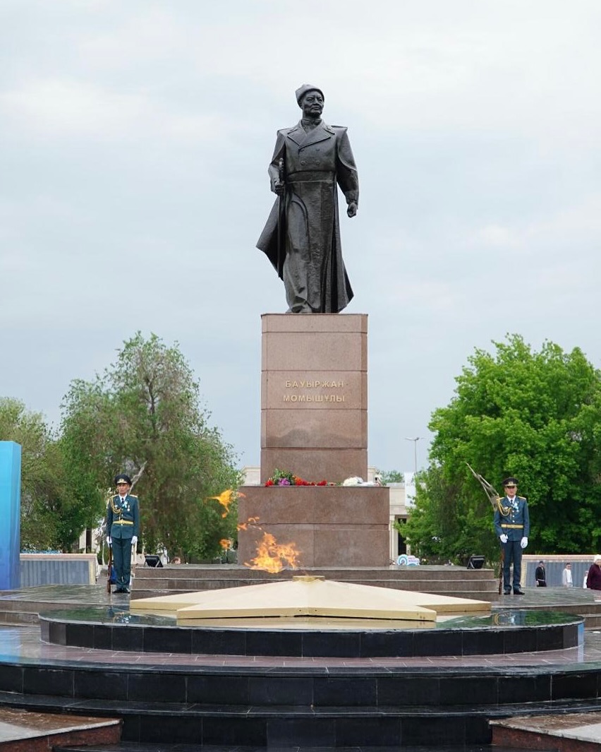 Бауыржан Момышұлының ескерткішіне гүл шоқтары қойылды