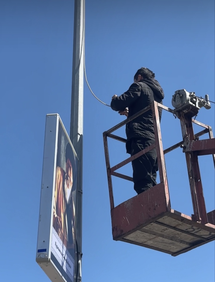 Кеген ауылындағы орталық Райымбек көшесінің бойындағы аллея қошаулары округ әкімдігінің қаржы есебінен қалыпқа келтіріліп, сырлау және әктеу жұмыстары жүргізілді. Ерекше көрік беретін “Лайдбокстарда” жаңартылып, қайта орнатылды.