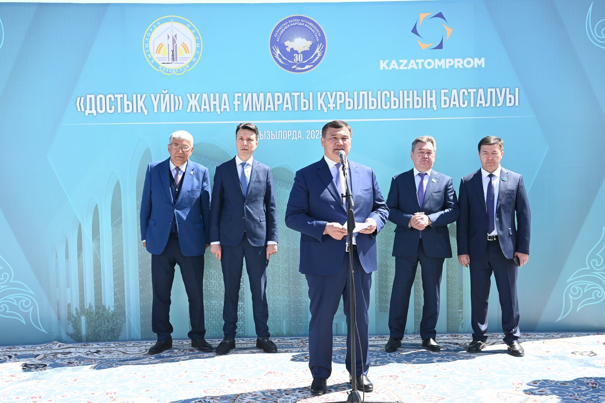 Бірлік мерекесінде «Достық үйінің» жаңа ғимаратының іргетасы қаланды
