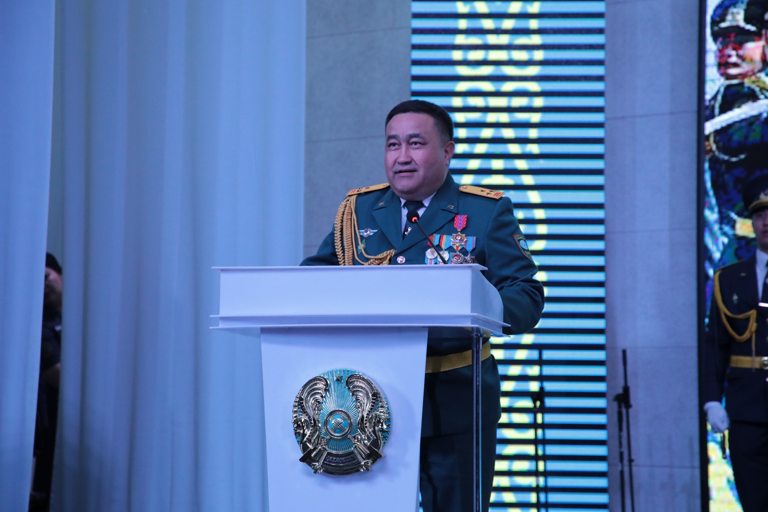 Отан қорғаушылар күні мен Жеңіс күні қарсаңында үздік қызметкерлер марапатталды