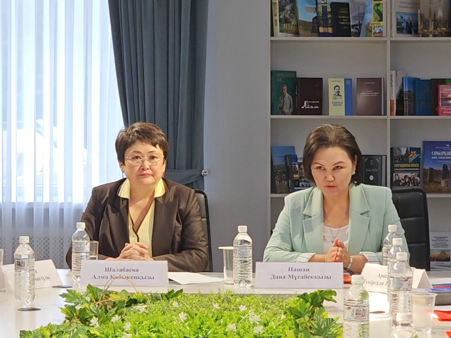 Қасым үйінде «Ономастикалық кеңістіктегі өзекті мәселелер: жаңаша атауларды қалыптастыру жолдары» тақырыбында дөңгелек үстел отырысы өтті.