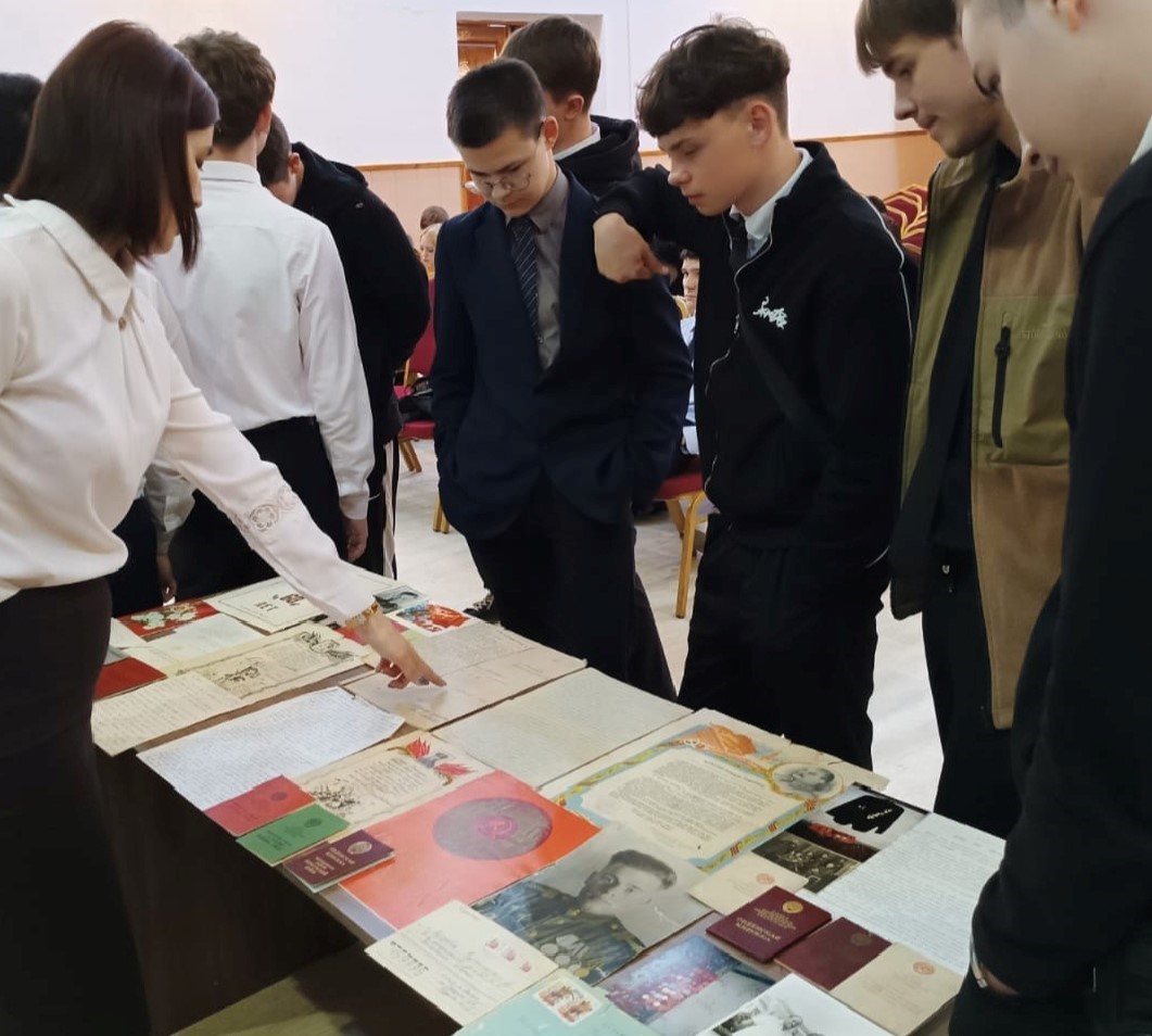 Лисаков өңірлік мемлекеттік архивінің архивисті «Победе звездный час!» фотосуреттерімен тақырыптық экспозицияны көрсетті
