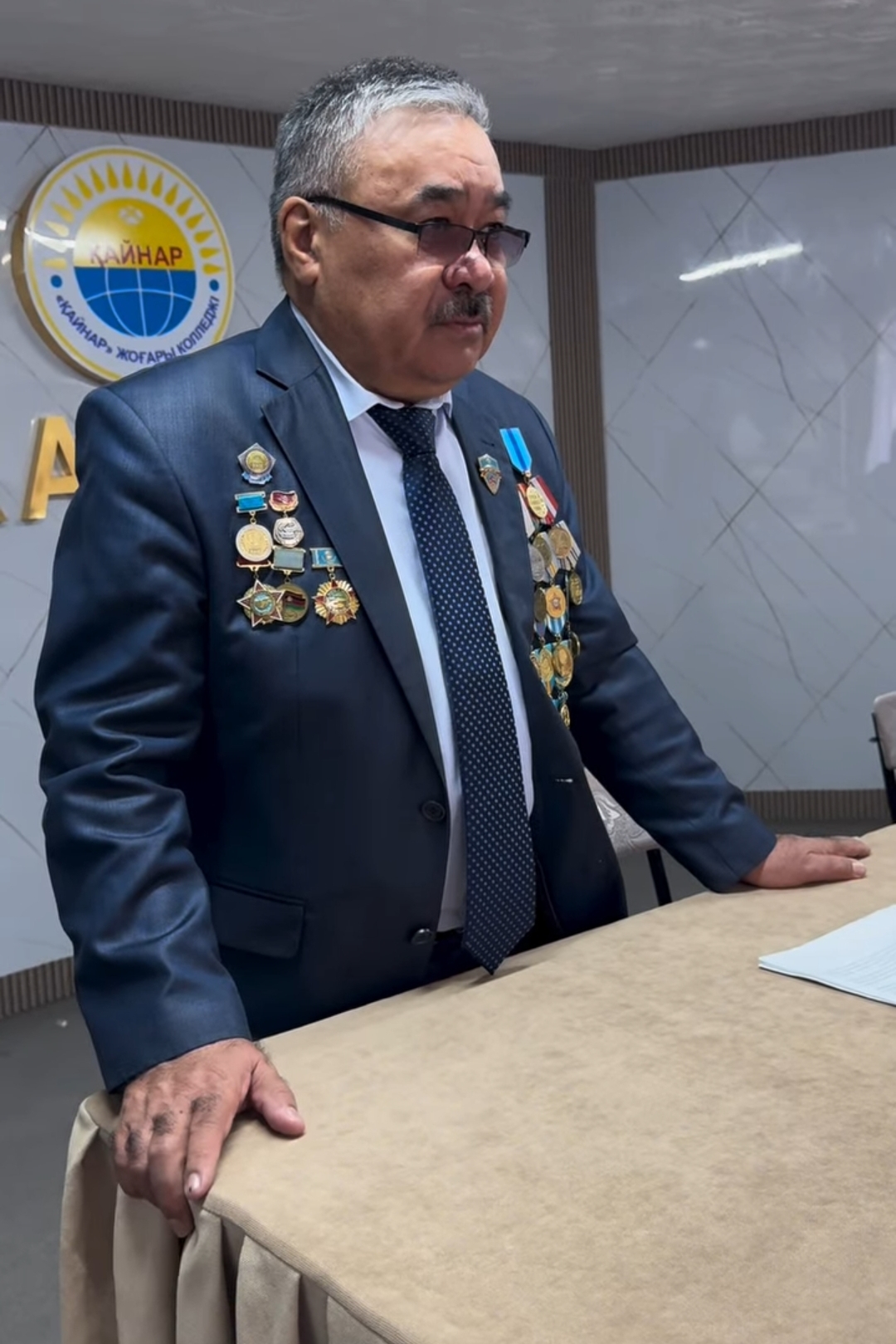 9 МАМЫР ЖЕҢІС КҮНІНЕ ОРАЙ СТУДЕНТТЕРМЕН КЕЗДЕСУ ӨТТІ