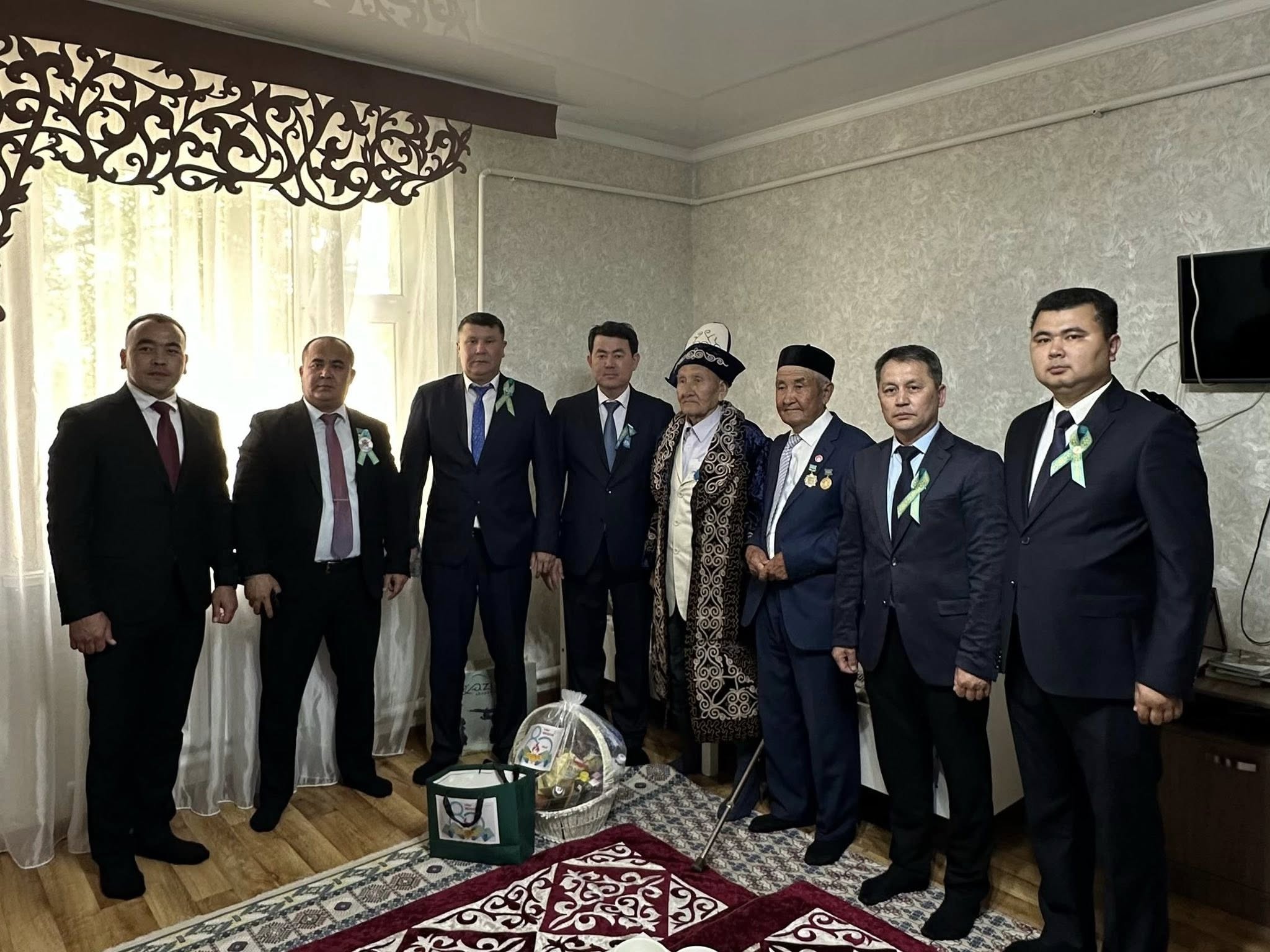 Тыл ардагерлеріне тағзым: Жаңаөзенде ардагерлердің үйіне барып құрмет көрсетілді