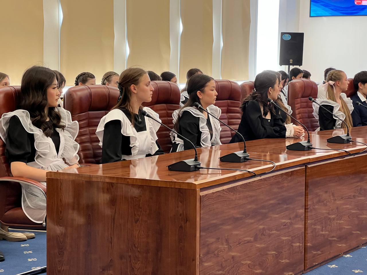 «Алтын белгі» үміткерлерімен кездесу