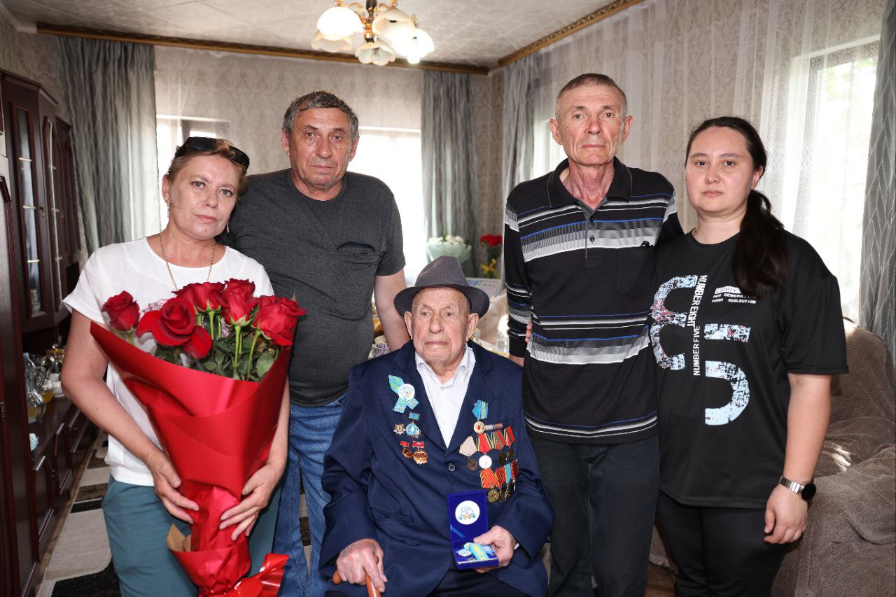Марат Сұлтанғазиев Жеңістің 80 жылдығымен ардагерлерді құттықтады