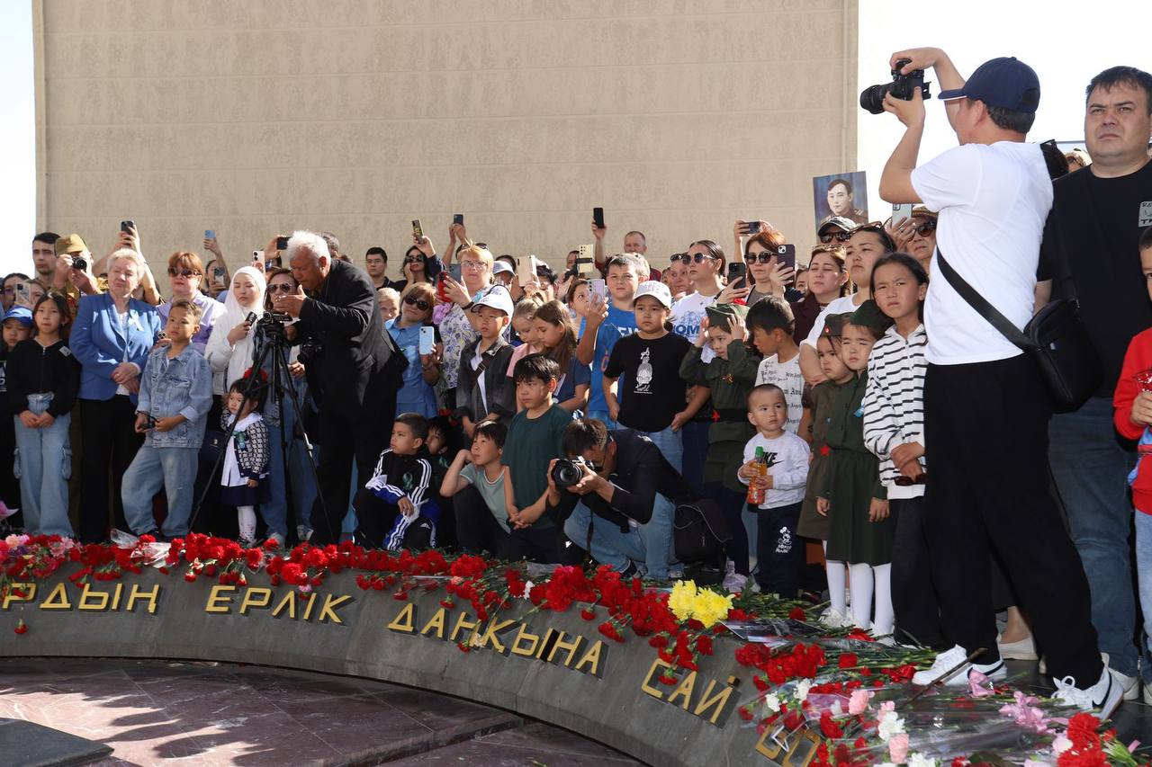 Маңғыстау облысының әкімі «Мәңгілік алау» монументіне гүл шоқтарын қою рәсіміне қатысты