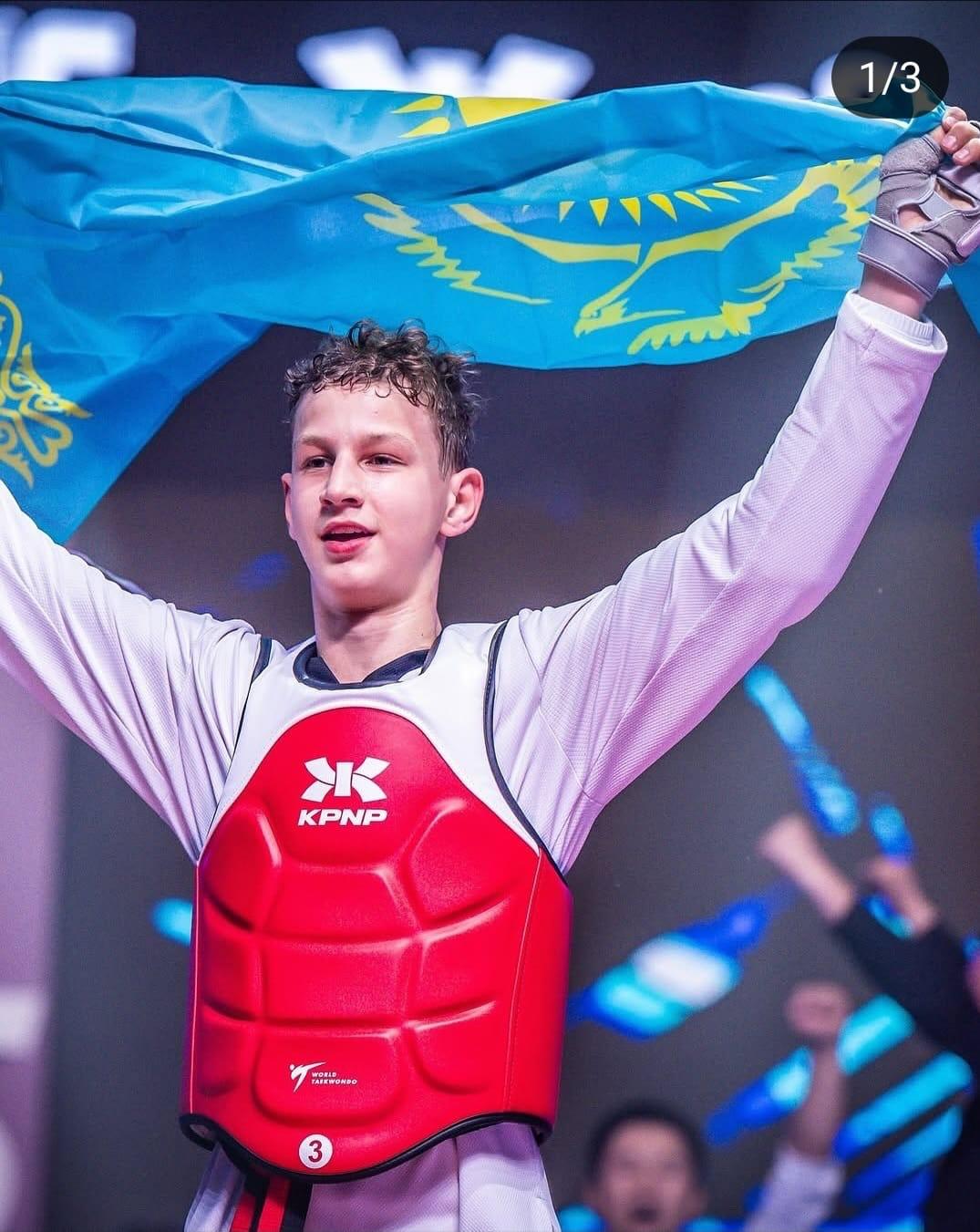 ФУДЖЕЙРА ТӨРІНДЕ КӨК ТУ КӨТЕРІЛДІ: РОМАШКИН ХАМЗААЛЬПЕР – ӘЛЕМ ЧЕМПИОНЫ!