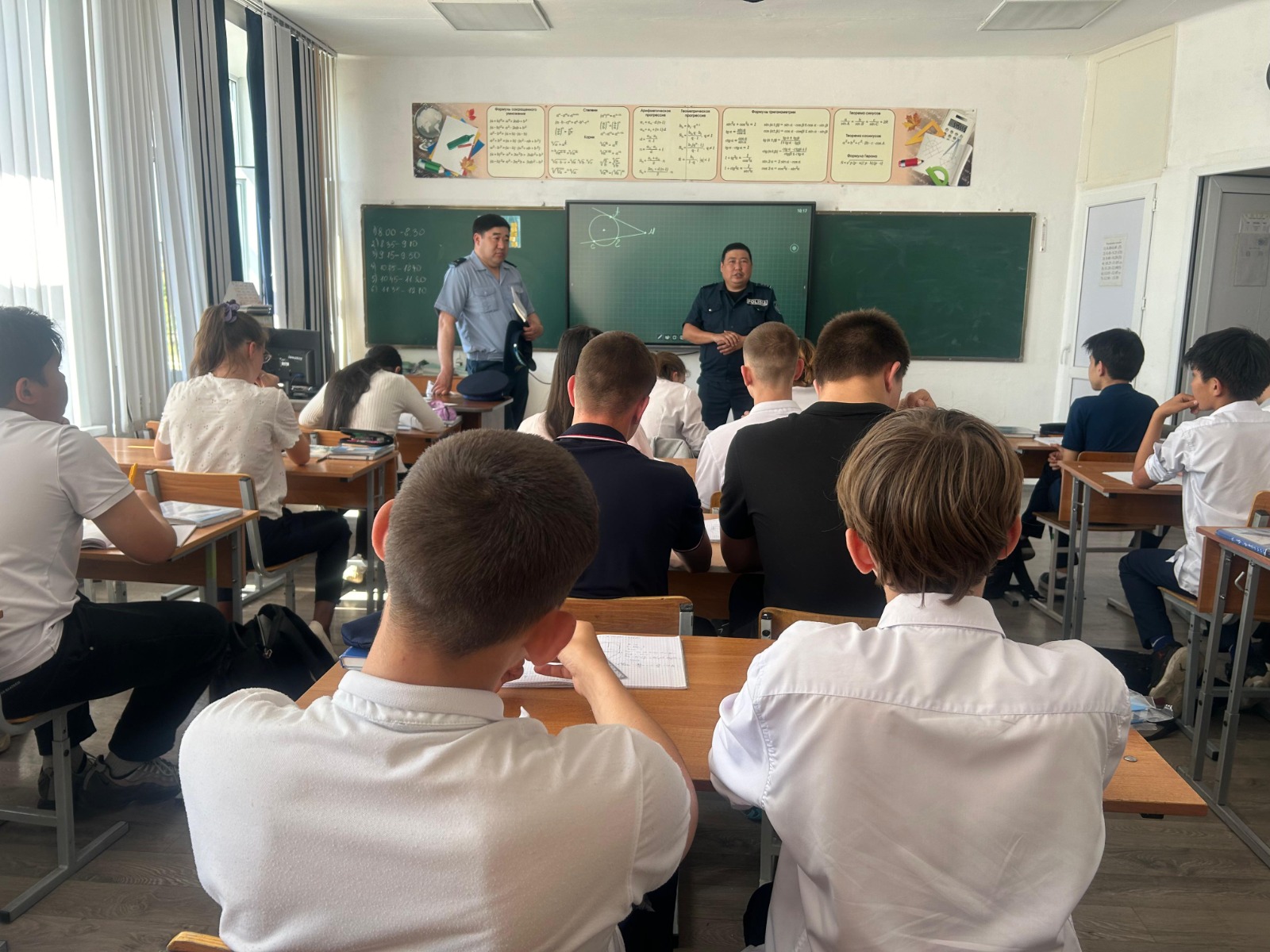 Шахтинск қаласының мектептерінде Шахтинск қаласының полиция бөлімінің қызметкерлері 4-11 сыныптардың оқушыларына кәмелетке толмағандар арасындағы құқық бұзушылықтың алдын алу мәселелері бойынша дәрістер өткізді.