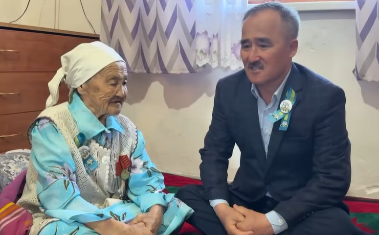 АУДАН ӘКІМІ ТЫЛ АРДАГЕРЛЕРІНЕ ҚҰРМЕТ КӨРСЕТТІ.