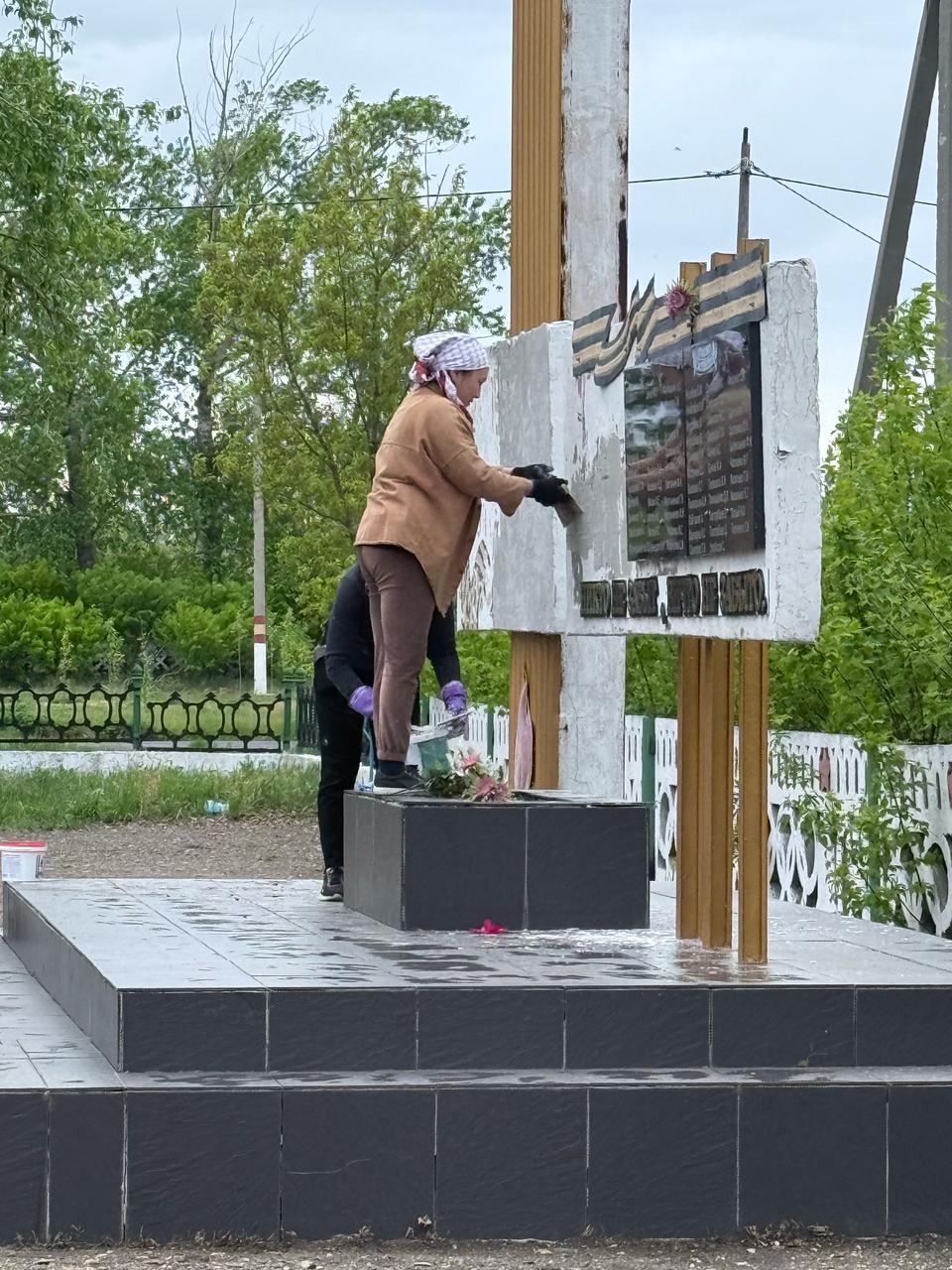 Ұлы Отан соғысына қатысқан жауынгерлерді еске алу ескерткішін бояу жұмыстары