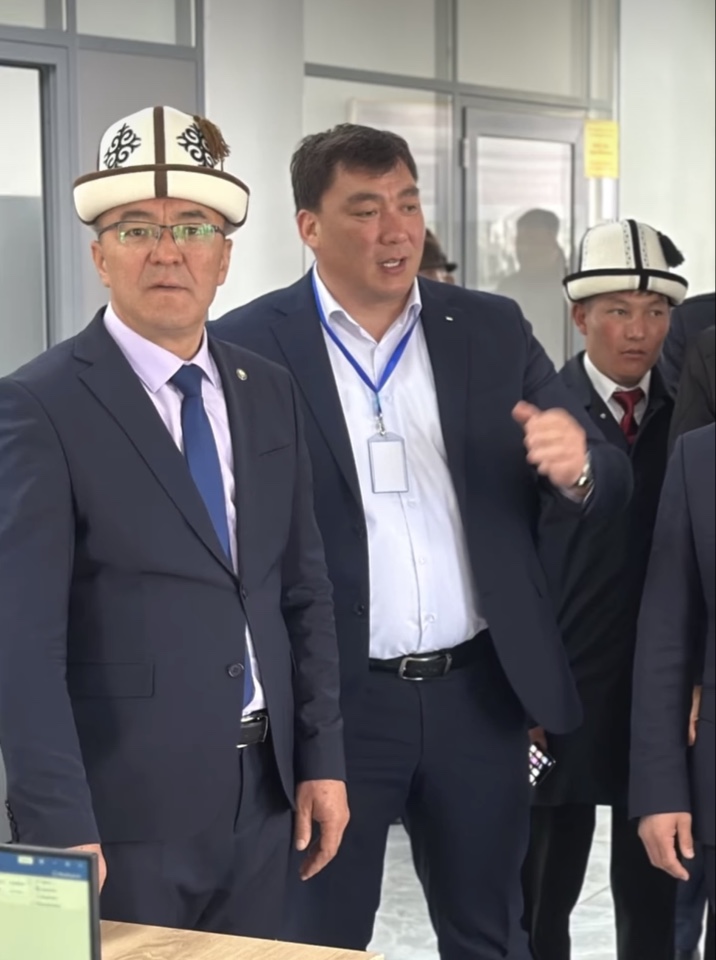 Қырғызстан Республикасы  Түп ауданы әкімшілігінің басшылары «Кеген ауылдық округі әкімінің аппараты» мемелекеттік мекемесін көрді  Қырғызстан Республикасы Түп ауданы әкімшілігінің басшылары аудан басшыларымен бірге Кеген ауылдық округі әкімінің аппаратының жұмыс барысын көріп, тәжірибе алмасты.  «Кеген ауылдық округі әкімінің аппараты»  мемелекеттік мекемесі- 2022 жыл салынған. 25 адамды жұмыспен қамтып отыр.