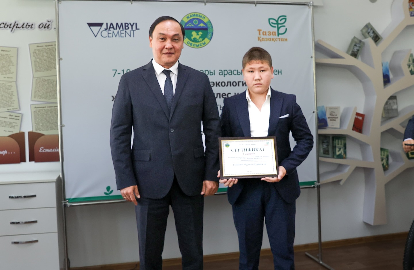«Жасыл әлемді бірге құрайық!»: 10 мыңнан астам оқушы ағаш тұқымдарын екті