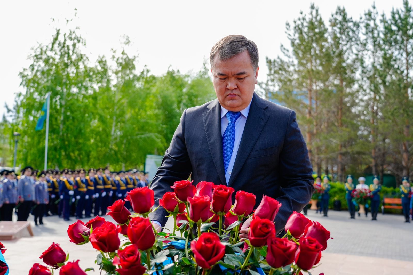 Астана әкімі Иван Панфилов ескерткішіне гүл шоқтарын қойды
