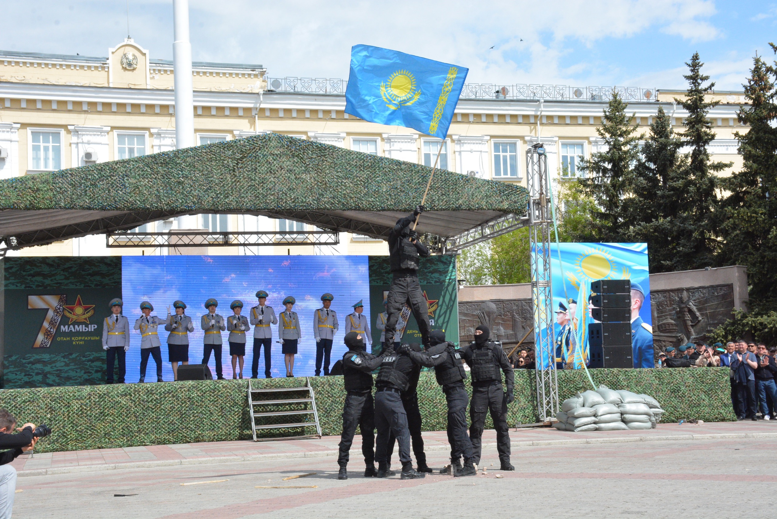 Петропавлда Отан қорғаушы күнінде марапаттар табысталып, әсерлі концерттік бағдарлама өткізілді