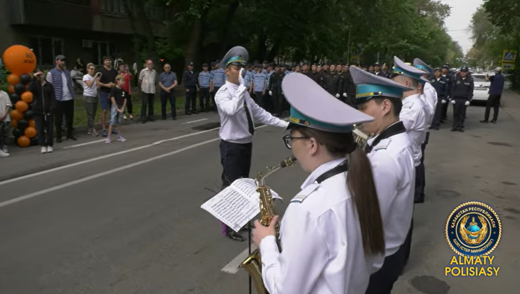 Алматы полициясы Ұлы Отан соғысының 101 жастағы ардагеріне арнап концерт ұйымдастырды