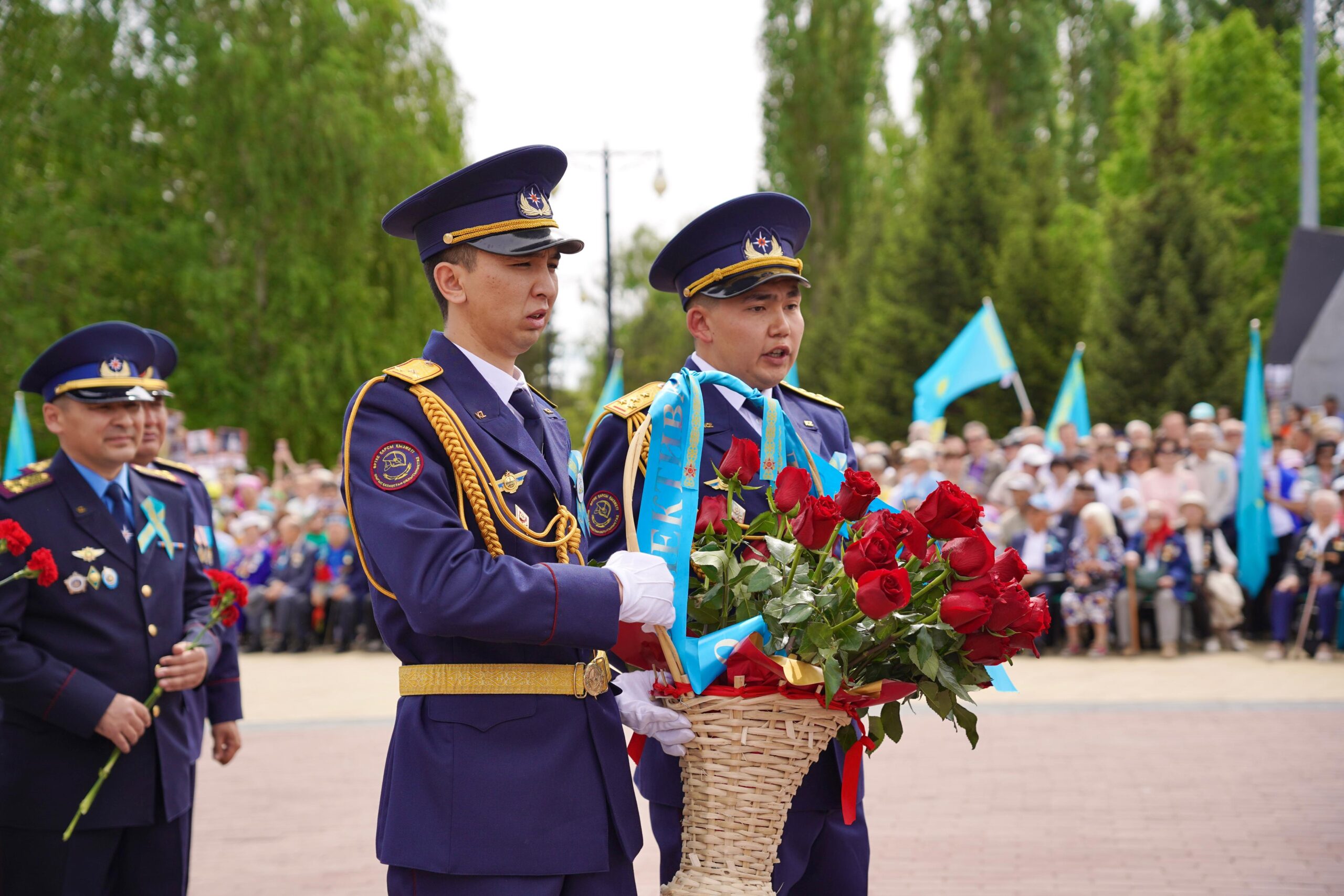 ШҚО ТЖД құтқарушылары Даңқ мемориялына гүл шоқтарын қойды