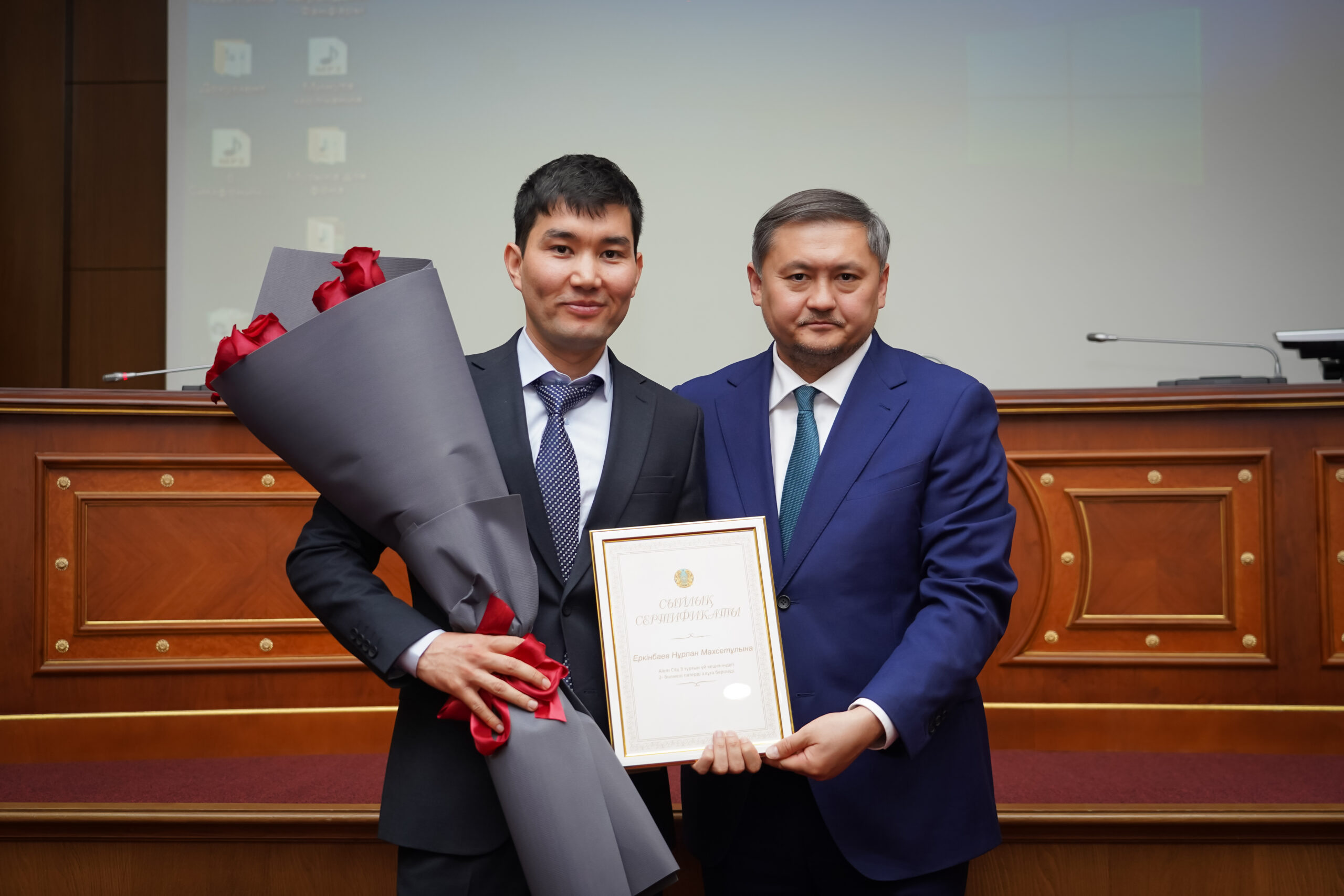 Отан қорғаушылар күні қарсаңында жас ғалымға тұрғын үй сертификаты табысталды