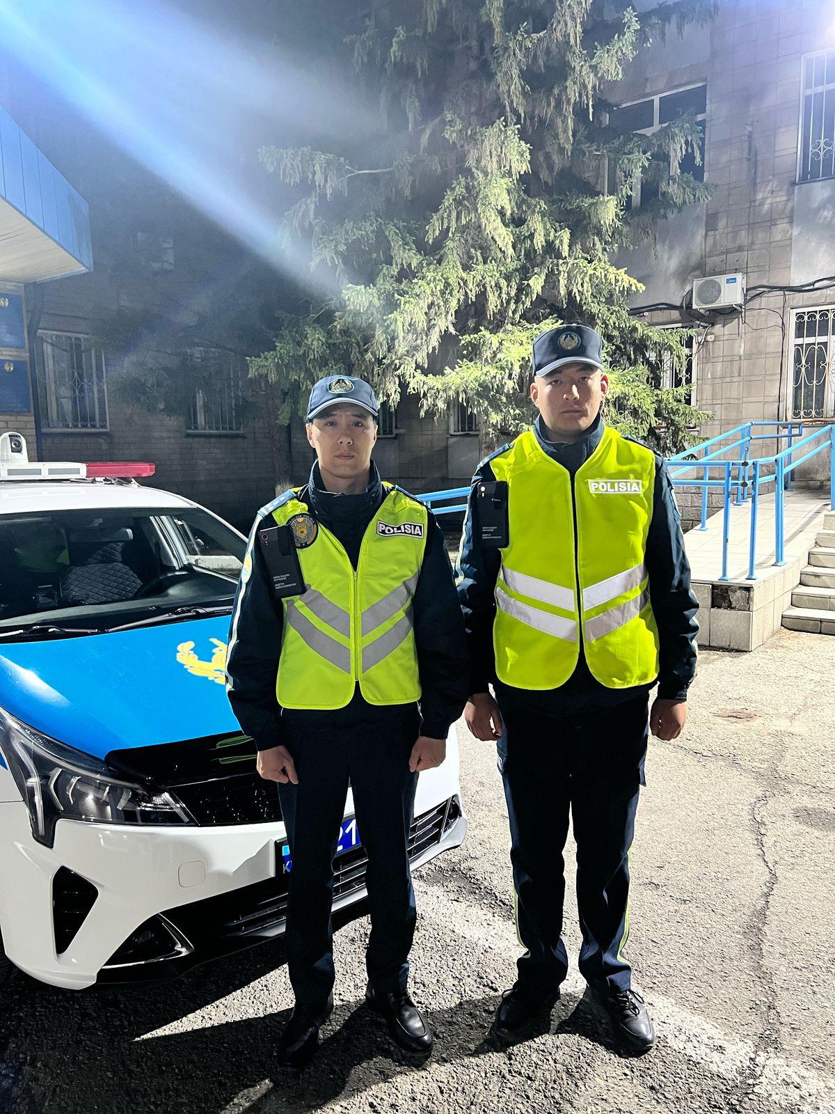 Өскеменде полицейлер өртеніп жатқан үйден адамдарды құтқарып қалды