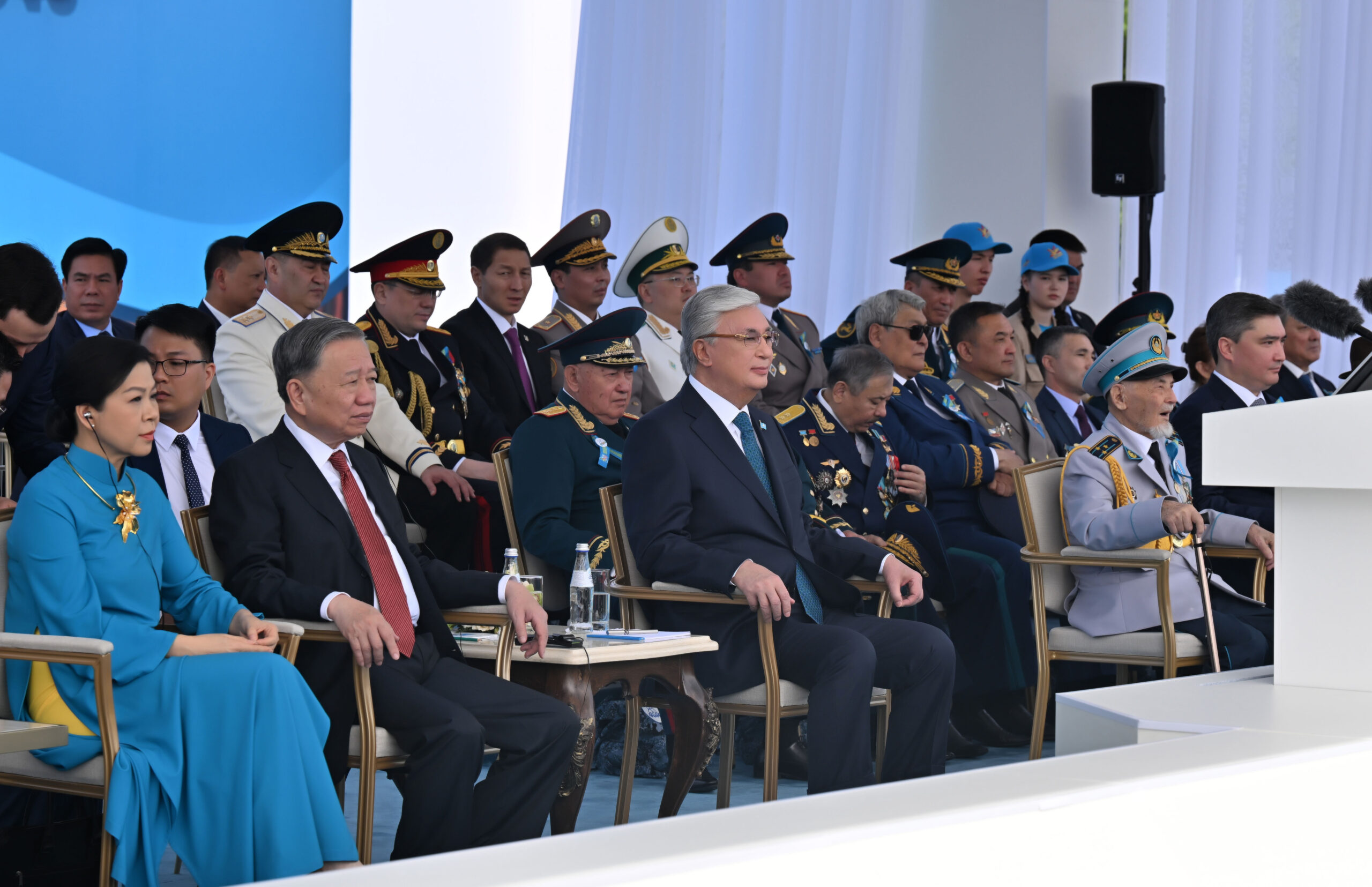 Президент Қасым-Жомарт Тоқаев пен Вьетнам Коммунистік партиясы ОК Бас хатшысы То Лам әскери парадты тамашалады