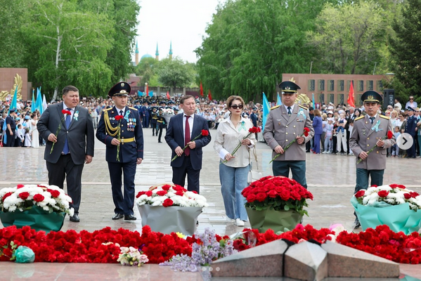 Ерлікпен қаза тапқан қазақстандық батырларды еске алу үшін мәңгілік алауға гүл шоқтарын қойды