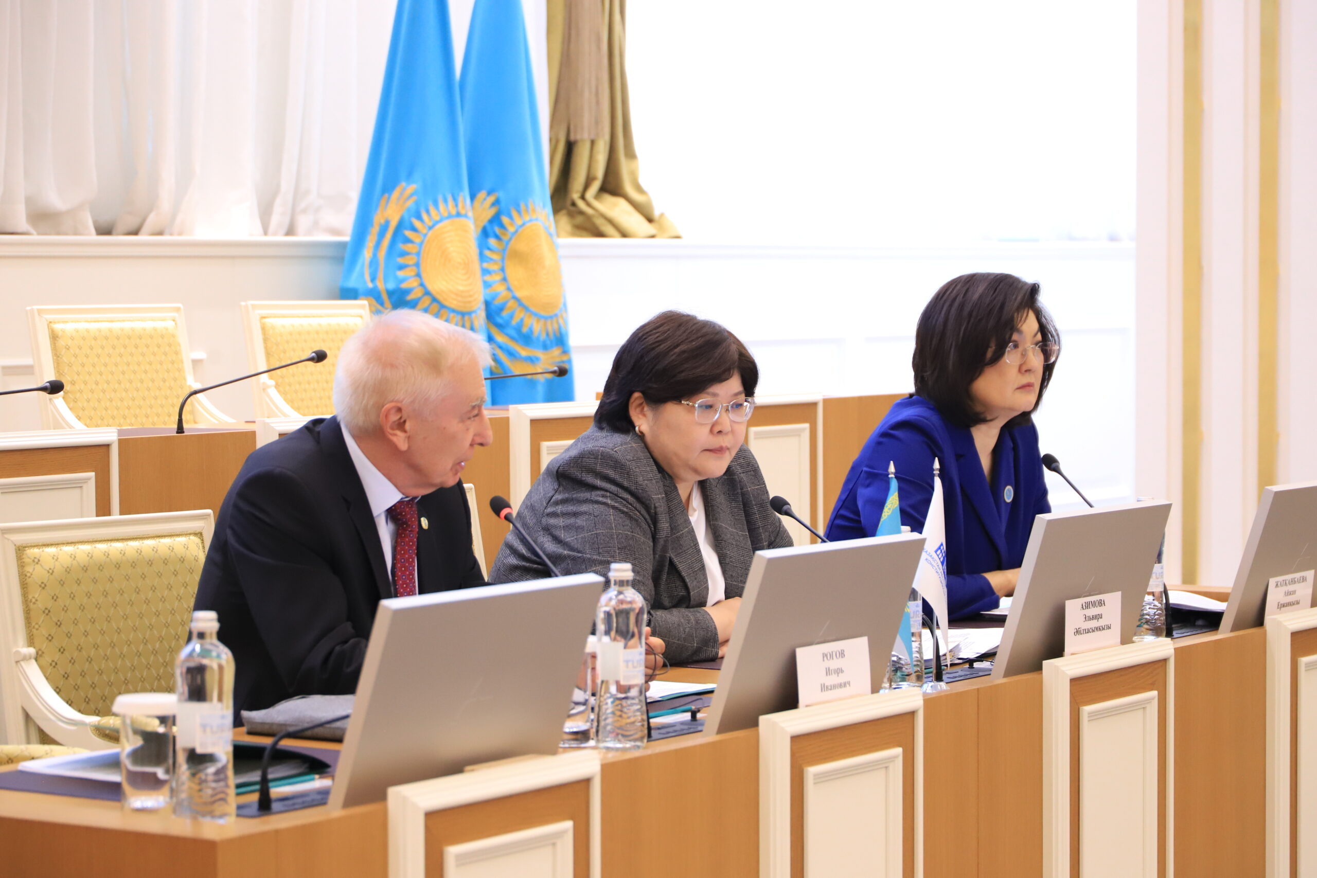 Конституциялық Сотта сот төрелігіне қол жеткізу және нормативтік қаулыларды іске асыру мәселелері талқыланды