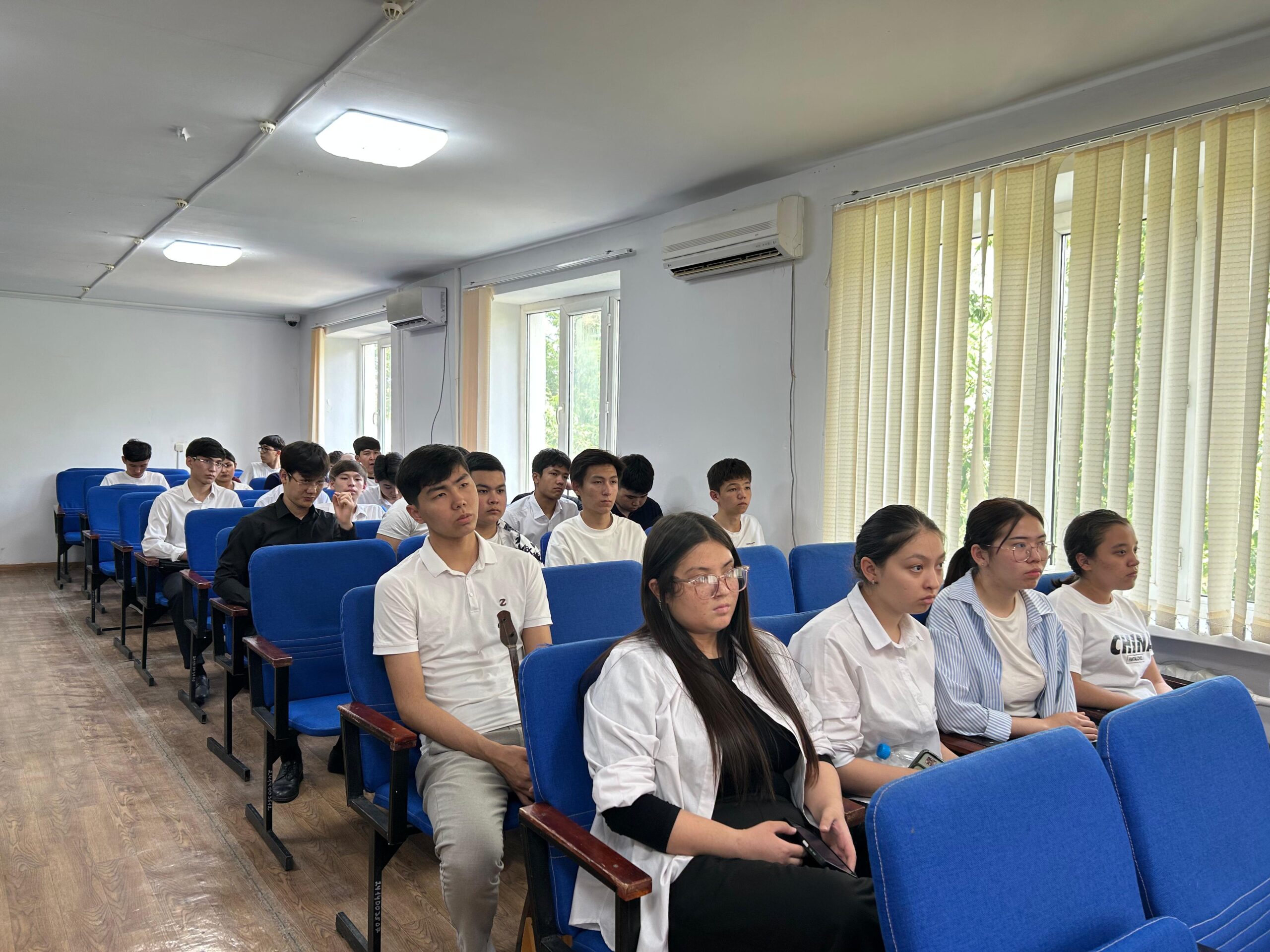 Композиторлар мен орындаушылардың қатысуымен кездесу өткізді.