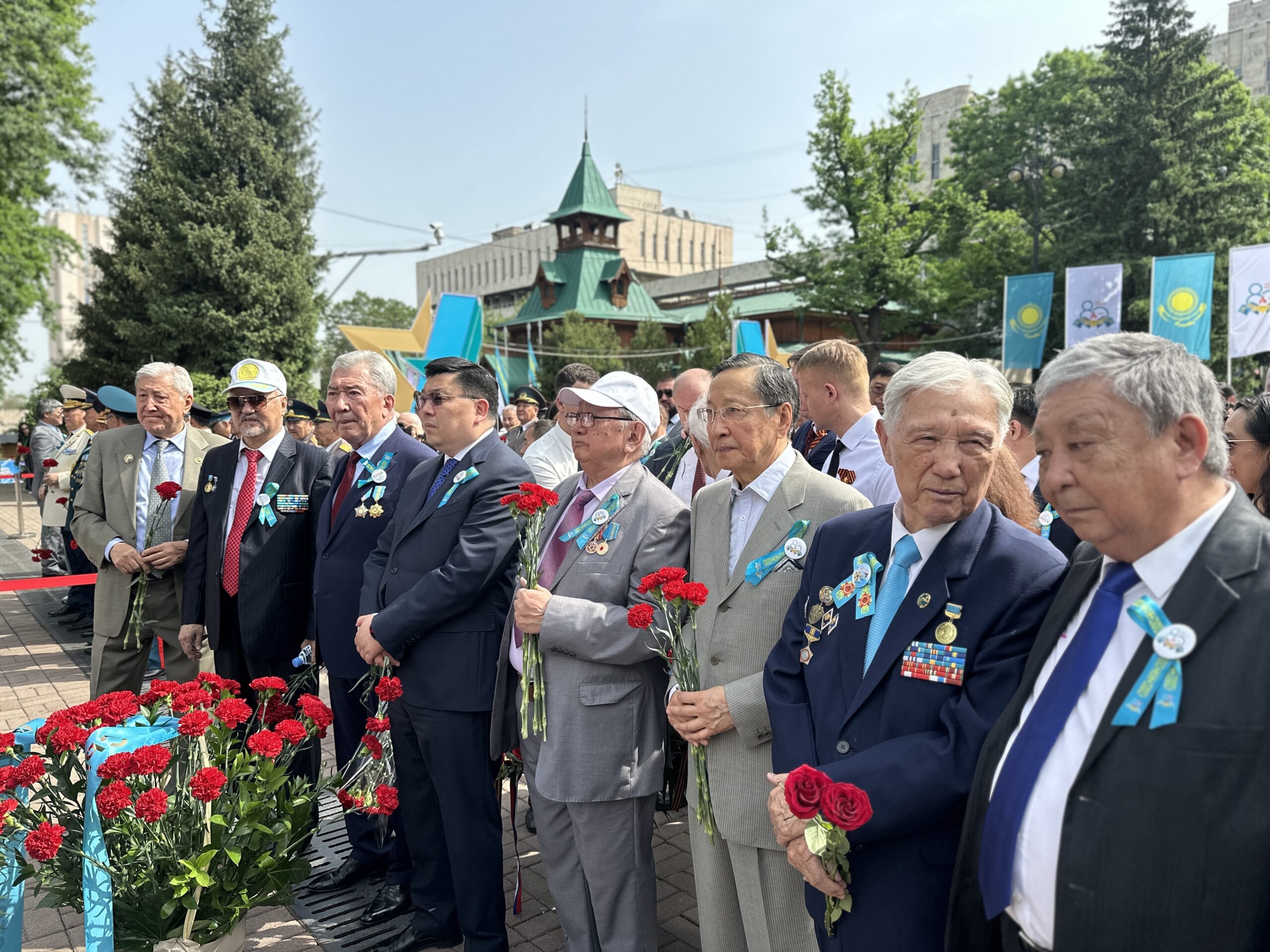 Ұлы Отан соғысындағы Жеңістің 80 жылдығына гүл шоқтарын қою рәсімі