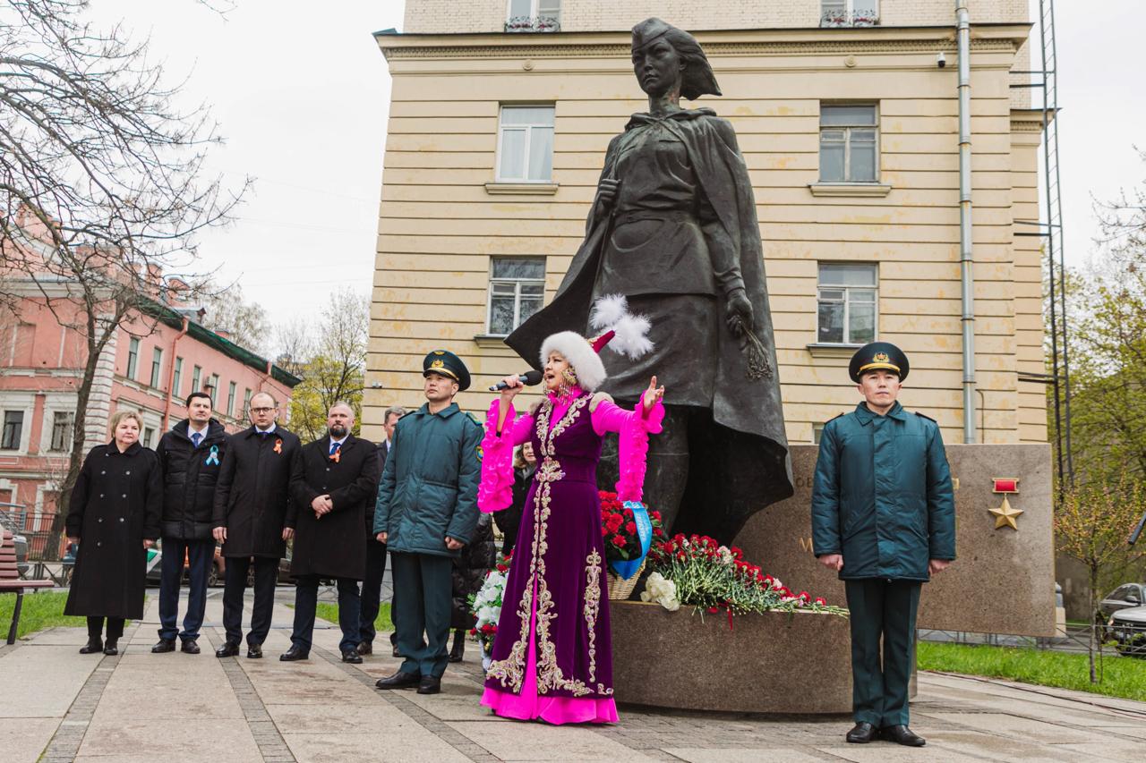 Жеңістің 80 жылдығы қарсаңында Санкт-Петербург қаласында Кеңес Одағының Батыры Әлия Молдағұлованы еске алды