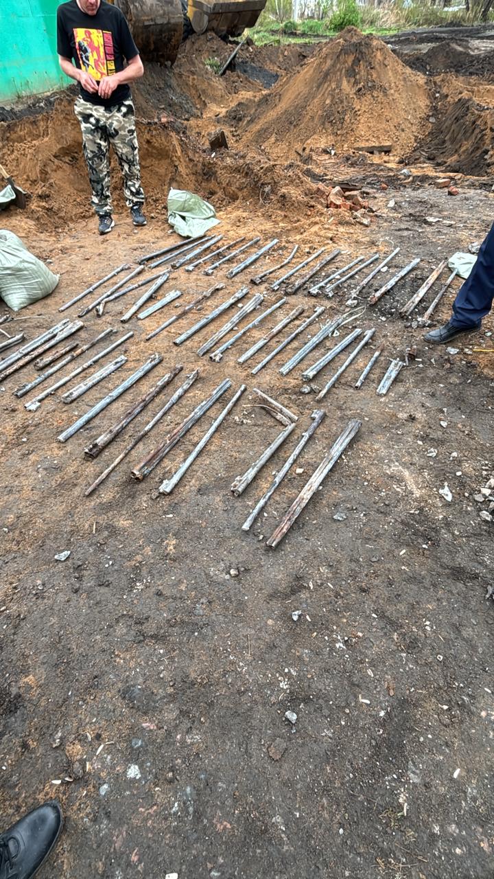 Полицейлер су тасқынына қарсы жұмыстарды жүргізу кезінде ескі іргетастан табылған қару ұңғыларын тауып алды