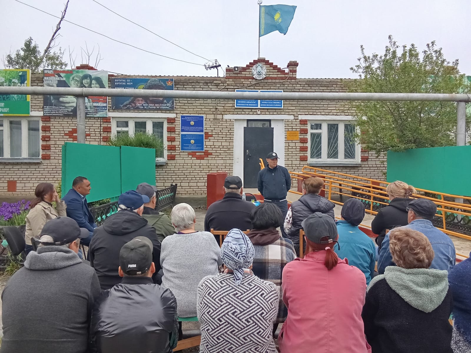 Глебовка ауылында Денисовский ауданы әкімінің есеп беру кездесуі өтті.