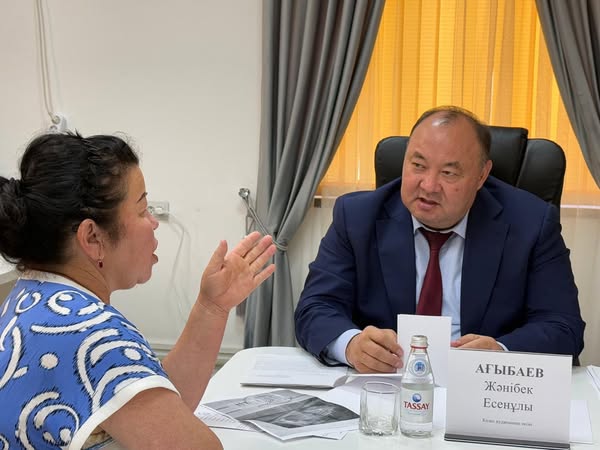 ЖӘНІБЕК АҒЫБАЕВ ТҰРҒЫНДАРДЫ ЖЕКЕ ҚАБЫЛДАП, ӨЗЕКТІ МӘСЕЛЕЛЕРДІ ТАЛҚЫЛАДЫ.