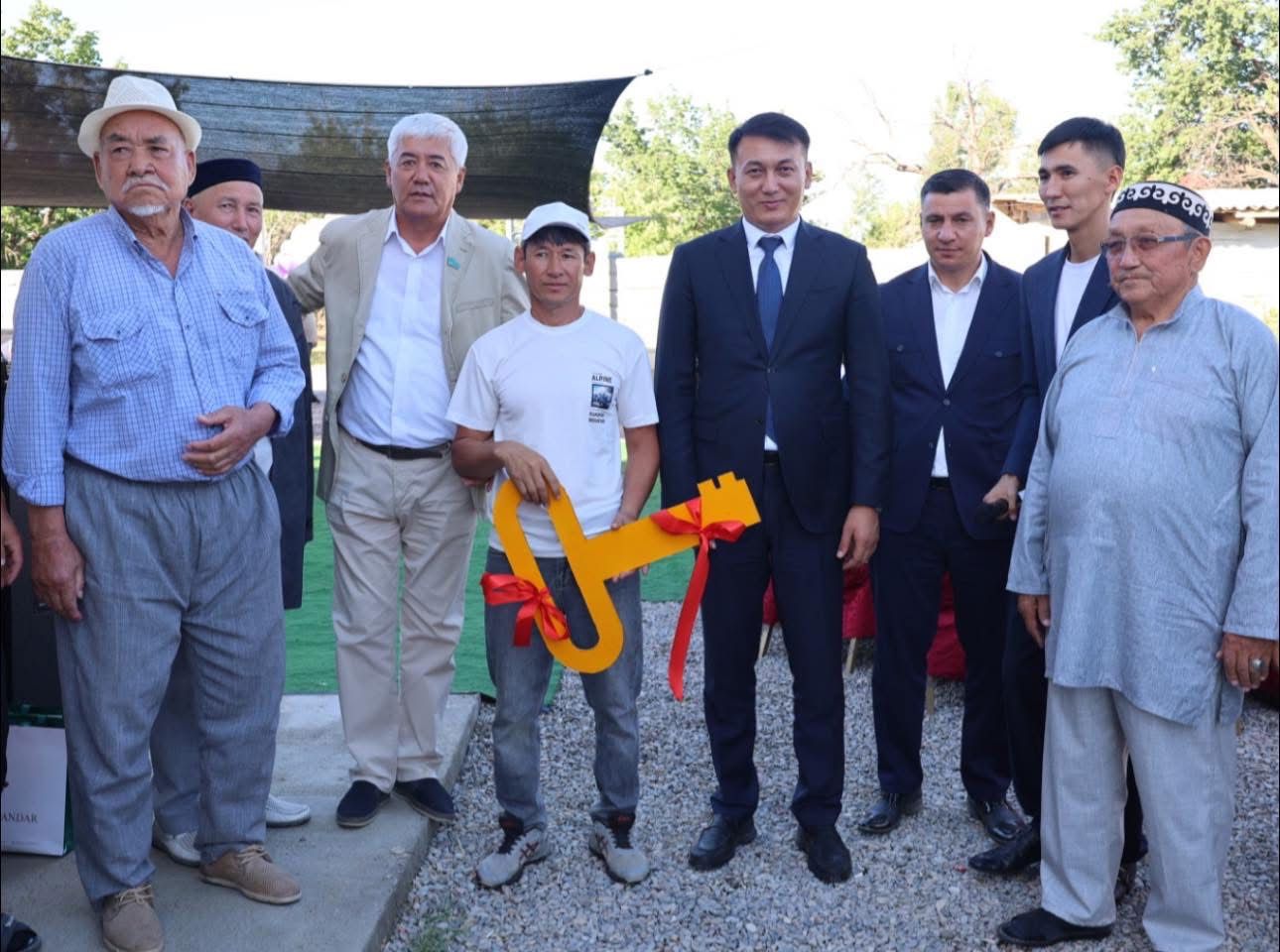 ТҮРКІСТАН: САУРАНДЫҚ АЗАМАТТАР БІР ОТБАСЫҒА БАСПАНА КІЛТІН ТАБЫСТАДЫ