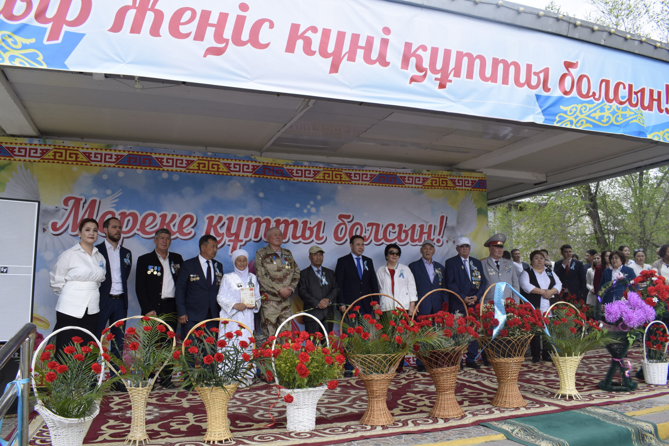 АУДАН ӘКІМІ МӘҢГІЛІК АЛАУҒА ГҮЛ ШОҚТАРЫН ҚОЮ РӘСІМІНЕ ҚАТЫСТЫ