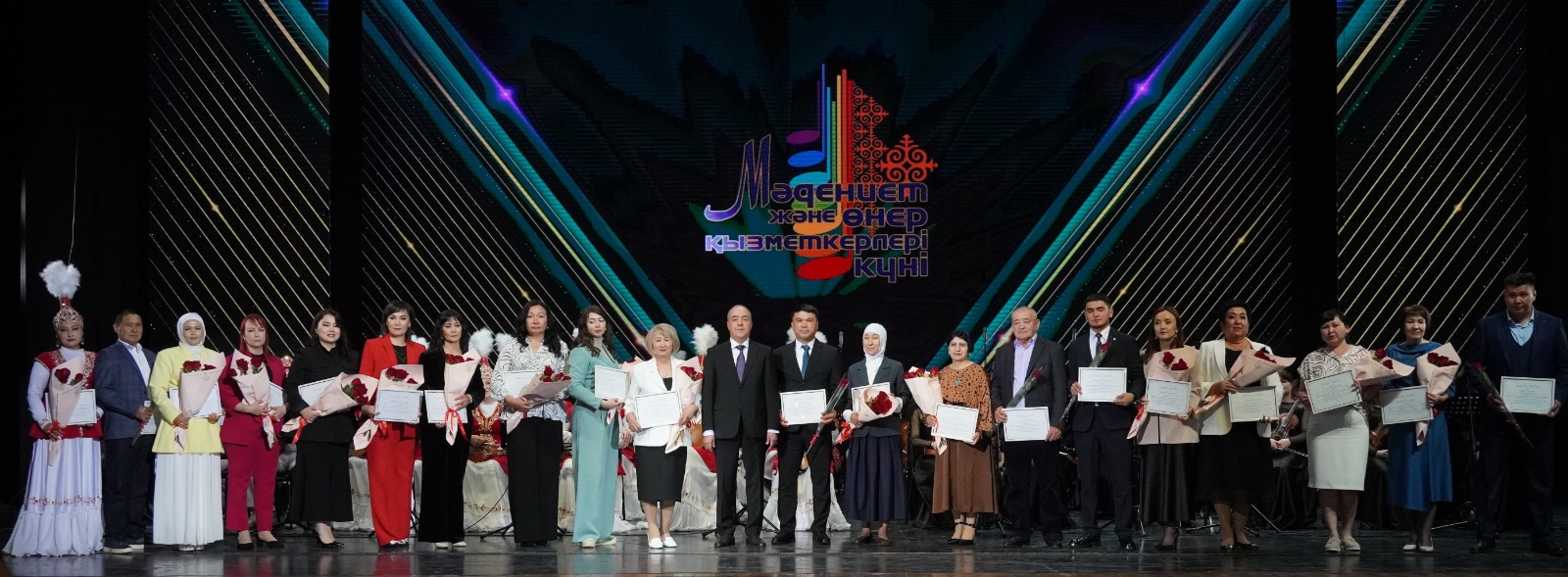 МӘДЕНИЕТ ЖӘНЕ ӨНЕР ҚЫЗМЕТКЕРЛЕРІ КҮНІНЕ АРНАЛҒАН МЕРЕКЕЛІК ШАРА ӨТТІ